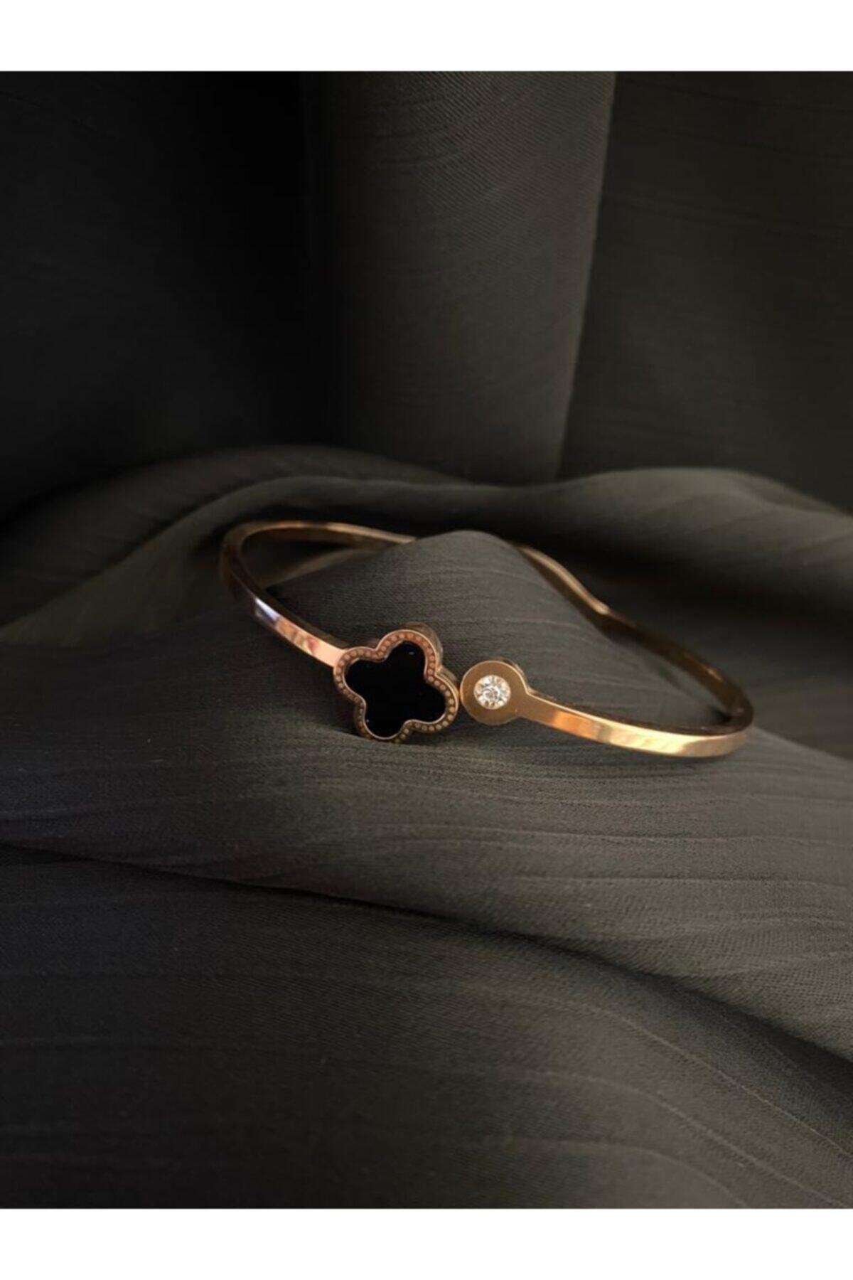 SERENDIPITY ACCESSORY Bronz Rengi Zirkon Taş Detaylı Siyah Yoncalı Çelik Kelepçe Bileklik