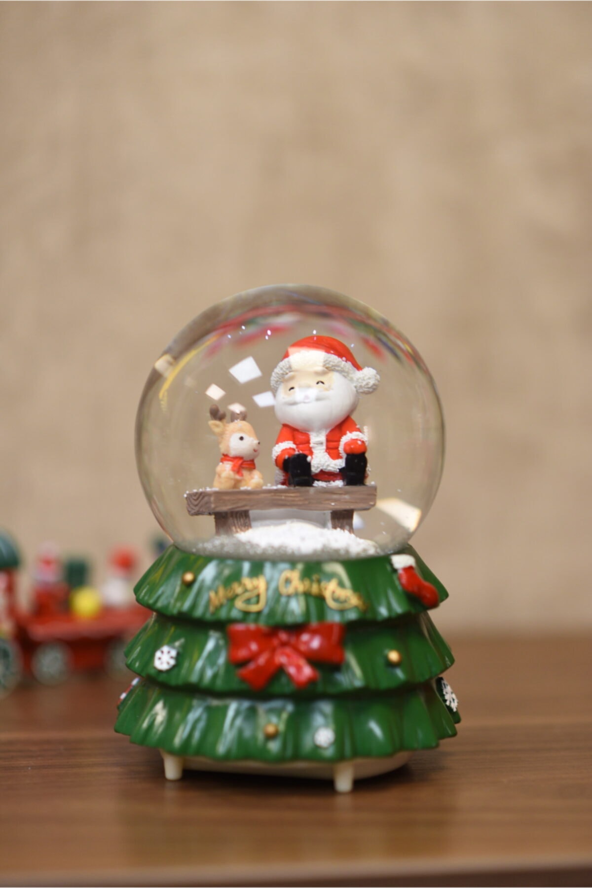 studyosercan2 Yılbaşı Büyük Boy Kar Taneli Püskürtmeli Müzikli Noel Baba Kar Küresi Merry Christmas Yeşil Çam