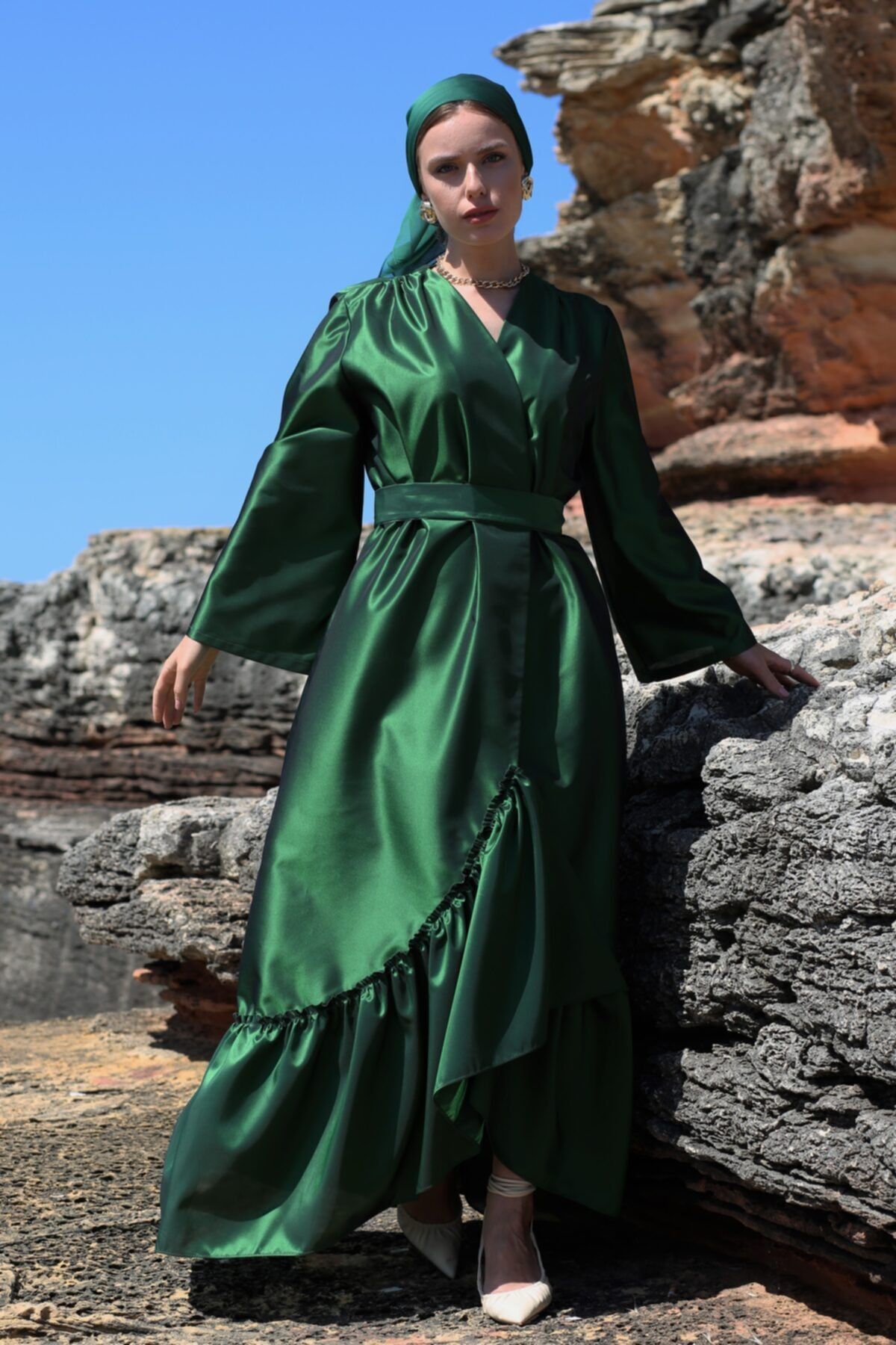Nuum Design Volan Detaylı Tafta Abaya Zümrüt Yeşili