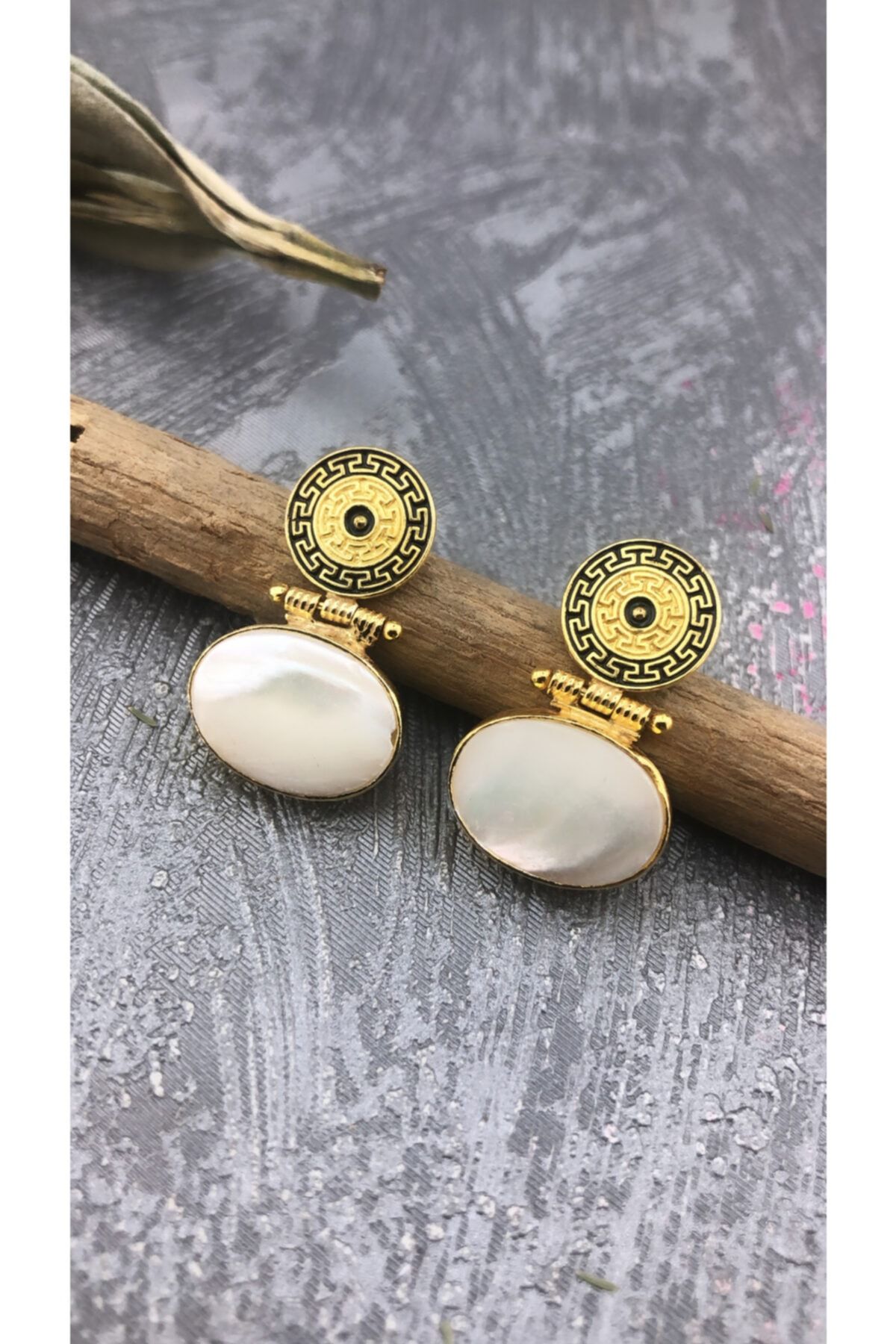 Joel Jewelry Altın Kaplama Sedef Taşlı Oval Sallantılı Gümüş Küpe