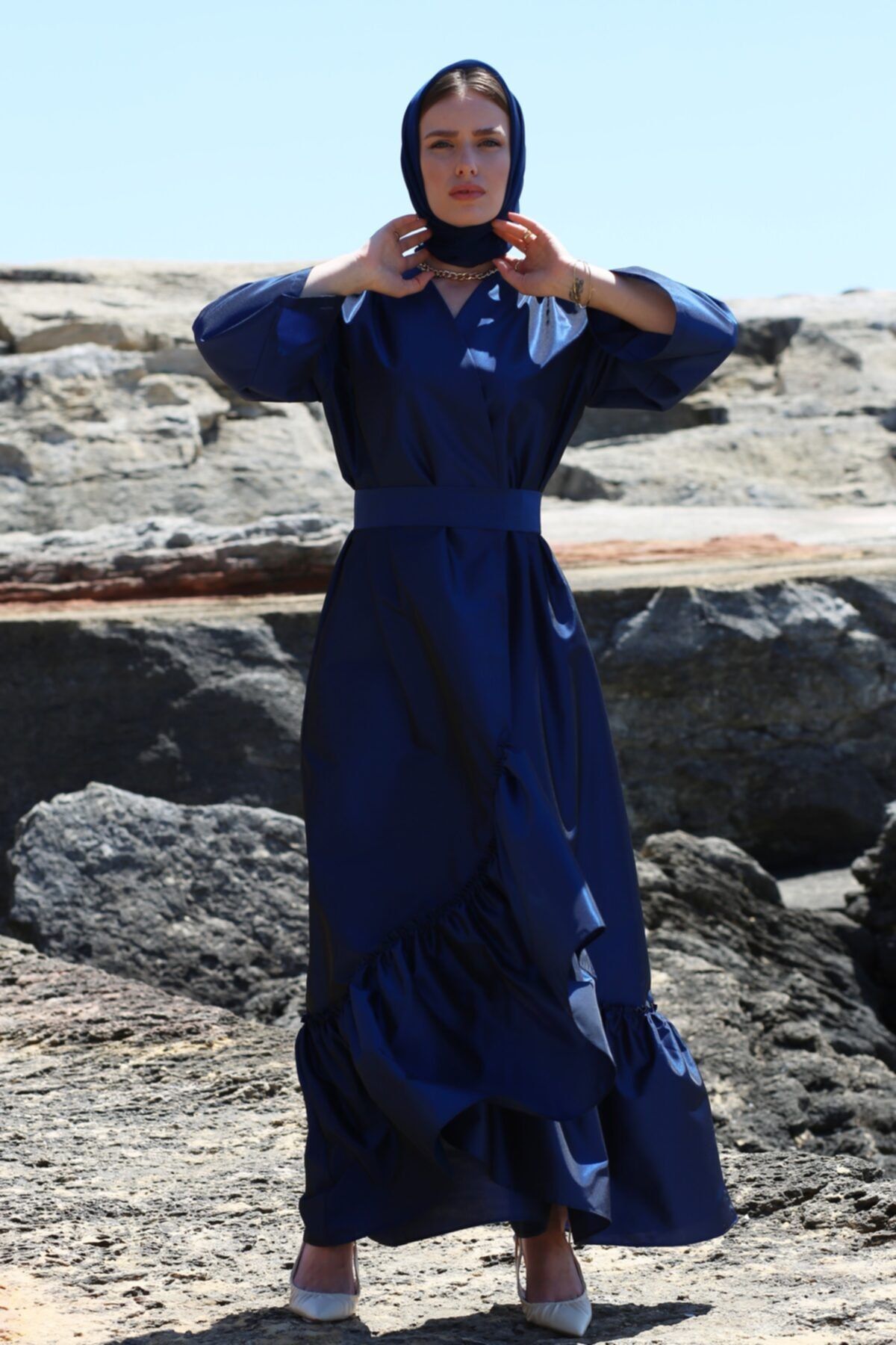 Nuum Design Volan Detaylı Tafta Abaya Saks