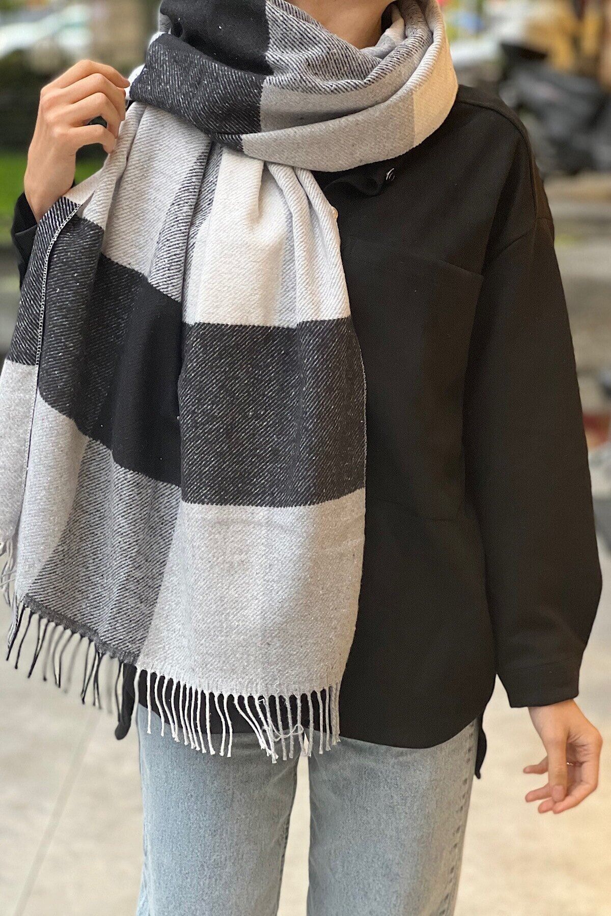 Novon Giyim & Aksesuar Unisex Siyah Beyaz Ekoseli Uçları Saçaklı Uzun Atkı