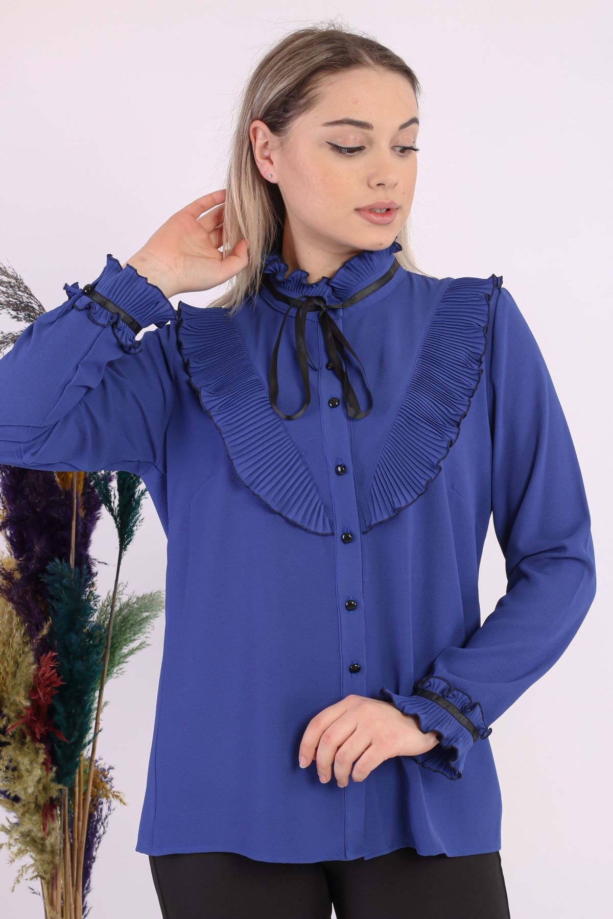 Loom Boutique Büyük Beden Saks Fırfır Detaylı Bağcıklı Gömlek