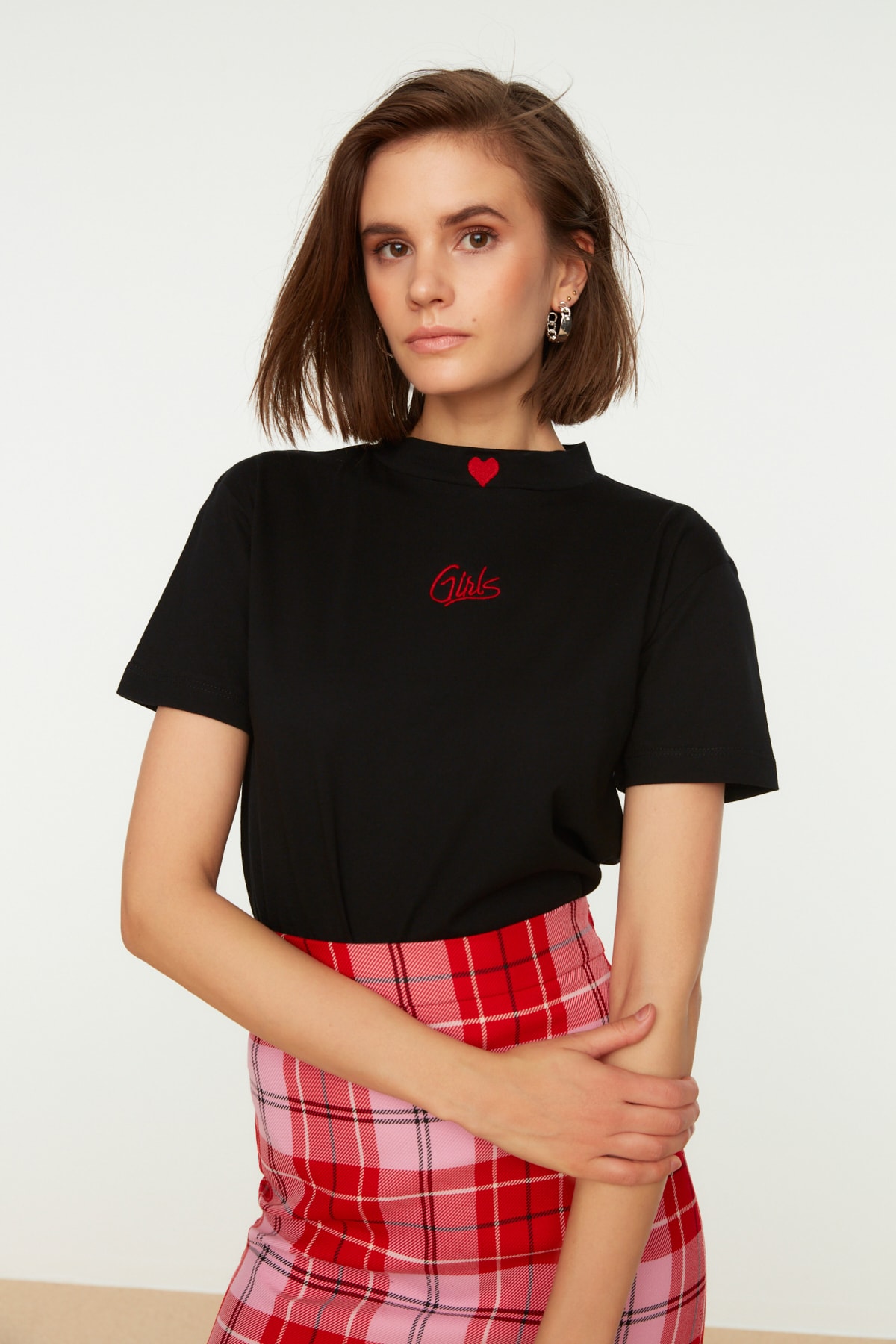 TRENDYOLMİLLA Siyah Nakışlı Dik Yaka Basic Örme T-Shirt TWOSS21TS0921