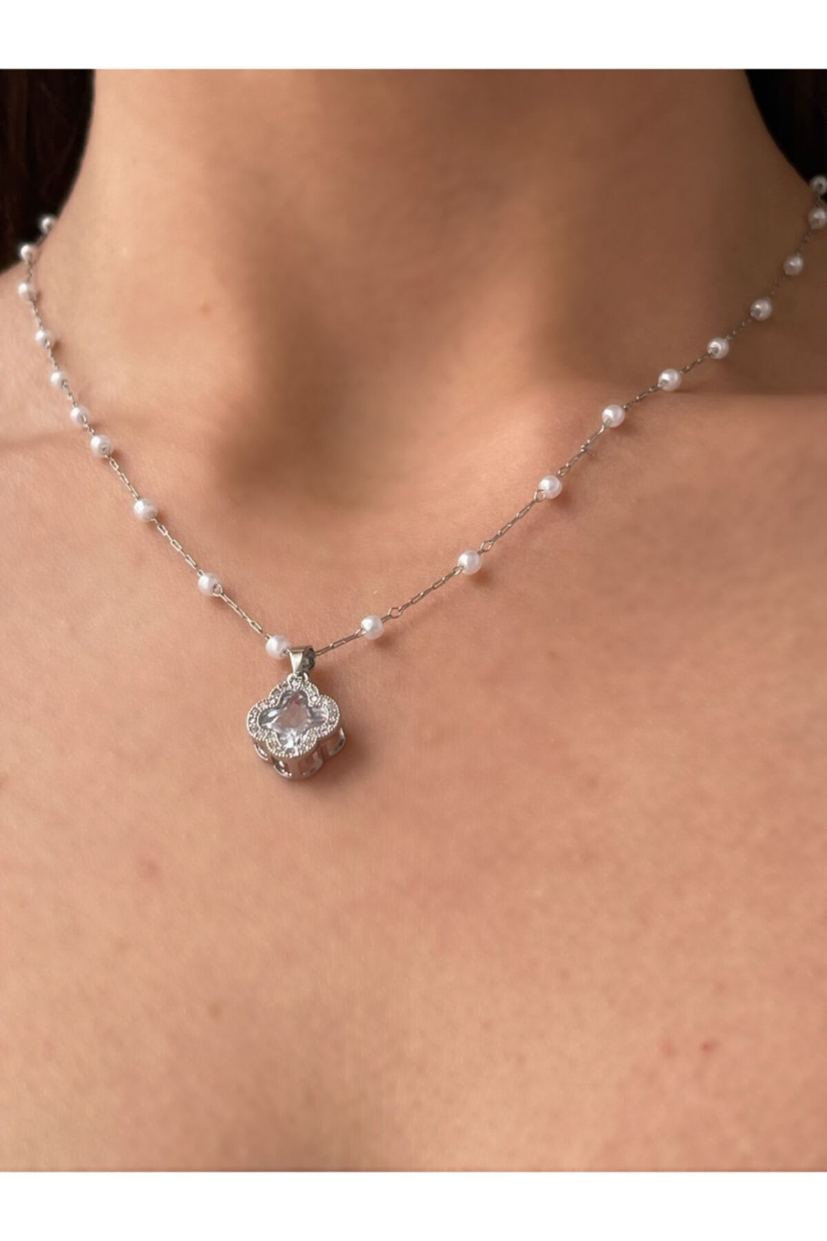 SAJA JEWELRY Çelik Zirkon Taşlı Incili Yonca Kolye