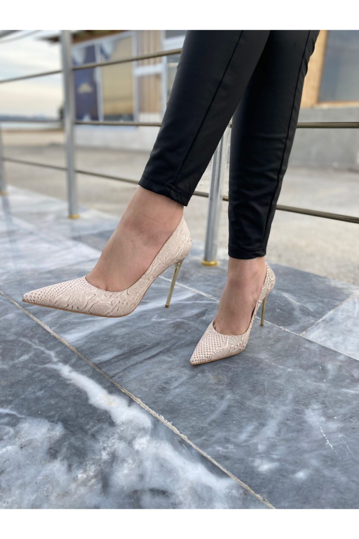 KRISTE BELL Kabartmalı Rugan Sivri Burun Stiletto