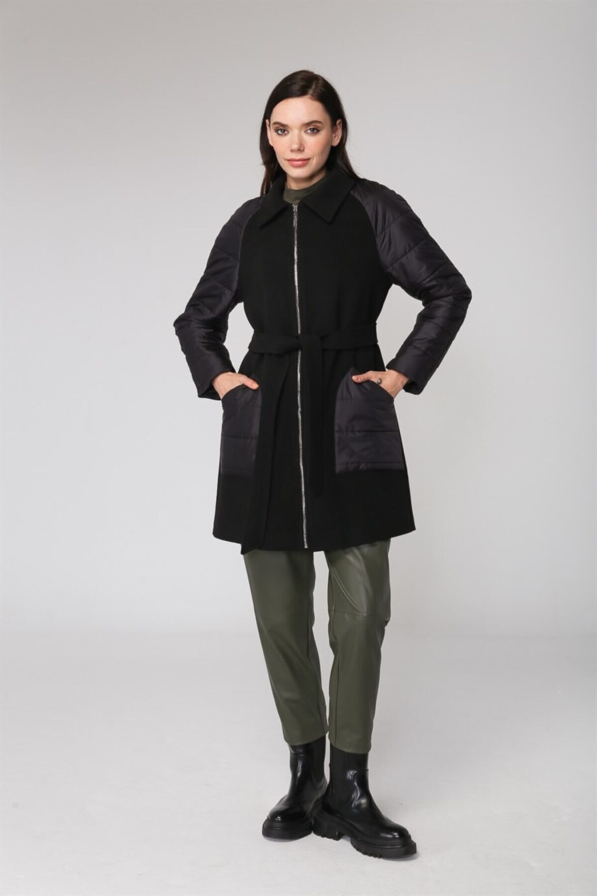 Olcay Kolları ve Cebi Kapitoneli Reglan Kol Fermuarlı Kaban Siyah 3751