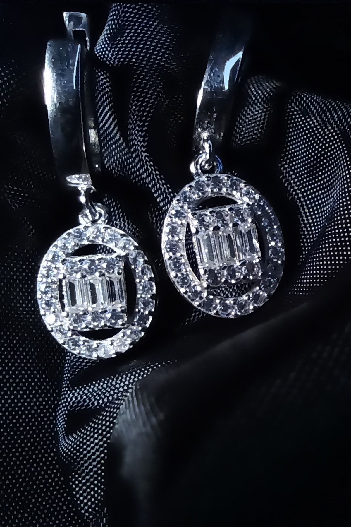 Wena Jewelry 925 Ayar Gümüş Modern Yuvarlak Baget Taşlı Küpe