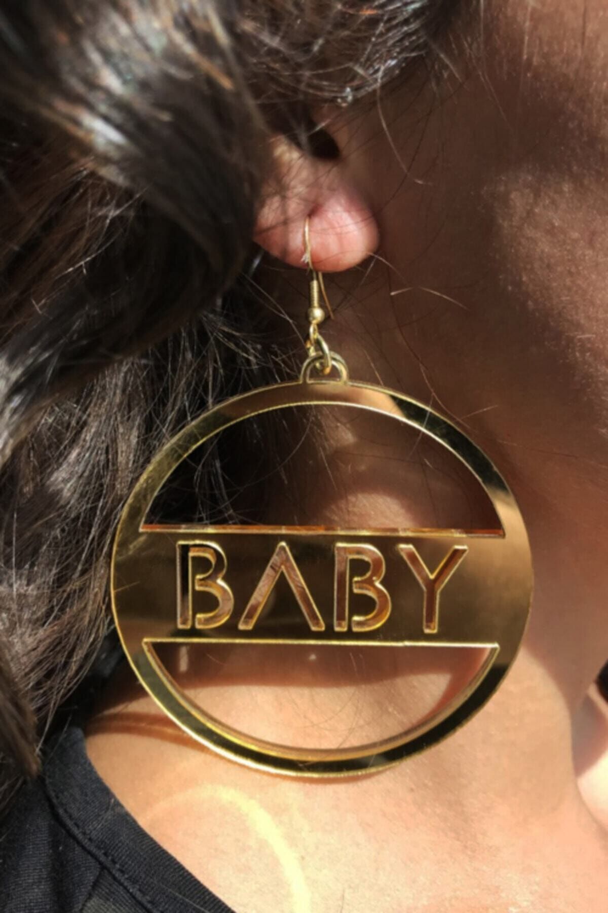Atölyeda Kadın Gold Baby Parlak Pleksi Yazılı Çift Küpe