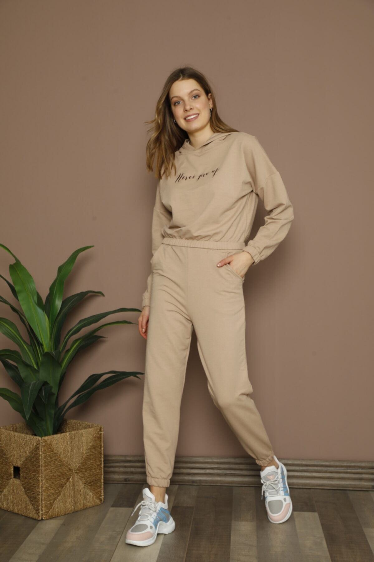 İzolli Kadın Bej Baskılı Eşofman Takımı