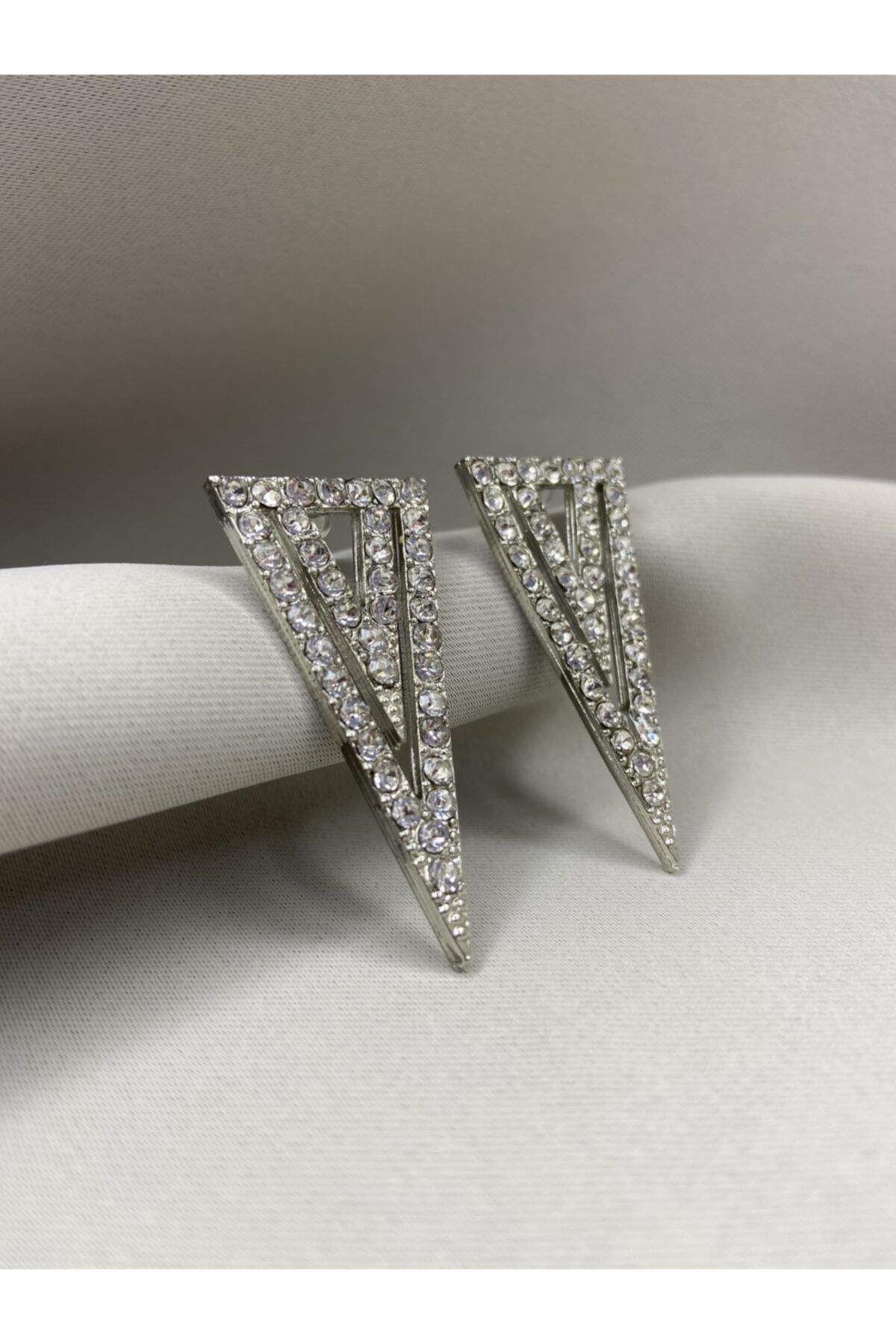 Everglow Jewelry Üçgen Gümüş Rengi Taşlı Küpe