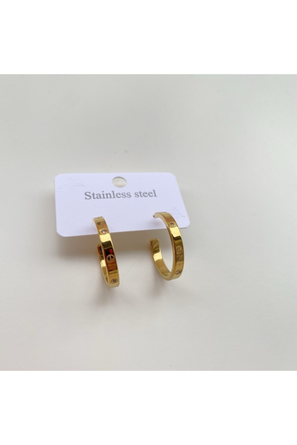 Alaçatı Accesories Çelik Gold Renk Taşlı Cartier Detaylı Küpe
