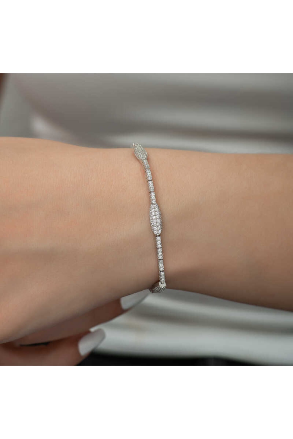 Candie Silver Zirkon Taşlarla Süslenmiş Su Yolu 925 Ayar Gümüş Bayan Bileklik