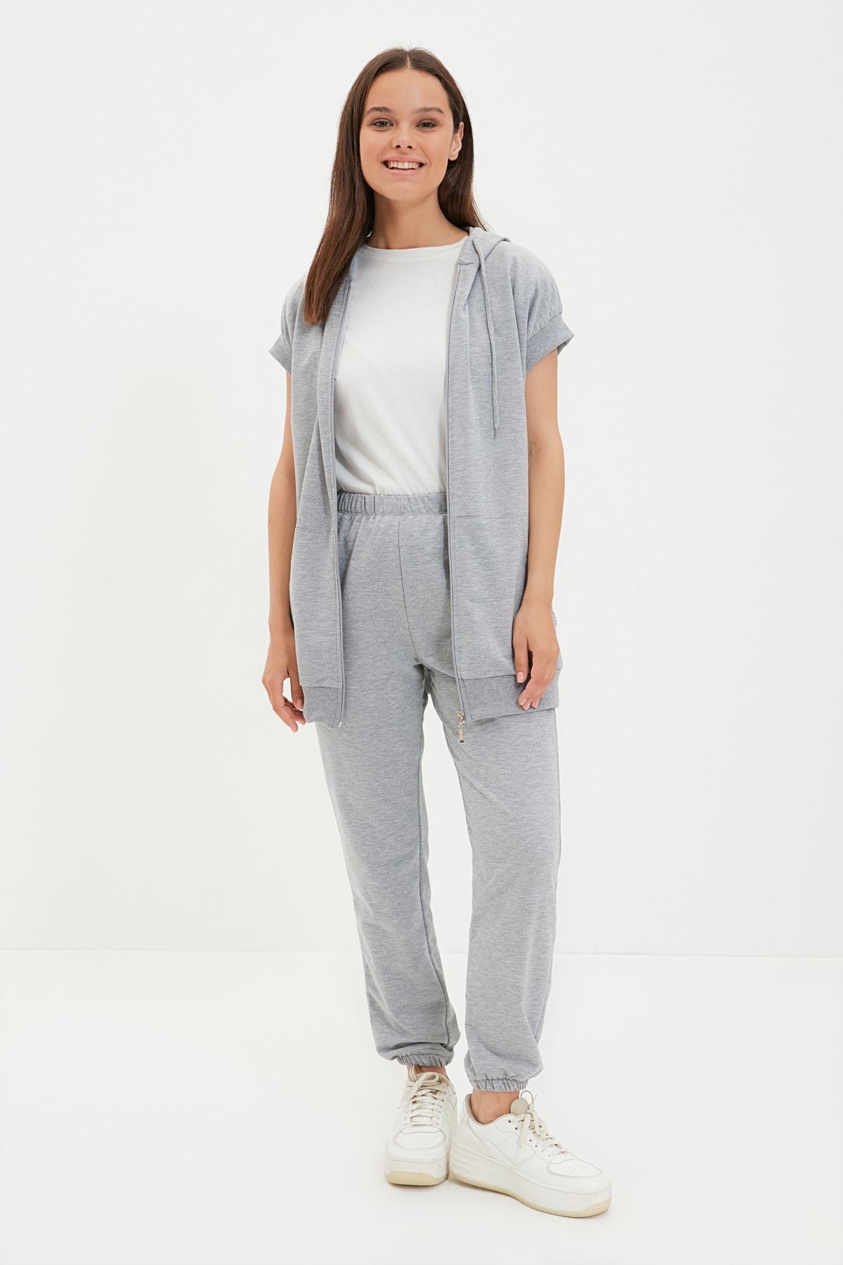 Trendyol Modest Gri Yelekli Kapüşonlu Örme Eşofman Takımı TCTAW22EN0027
