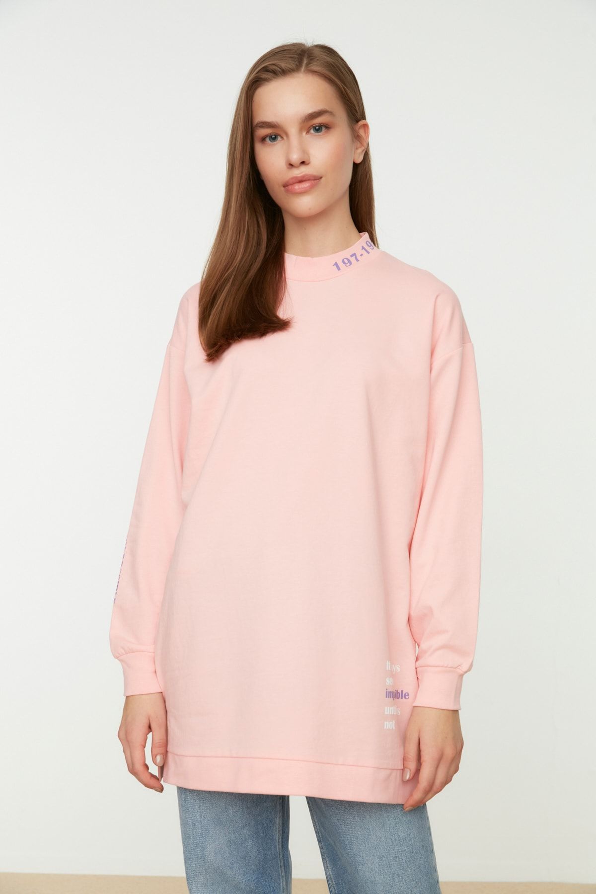Trendyol Modest Pudra Yaka ve Etek Kısımları Baskı Detaylı Örme Sweatshirt TCTSS22TW0024