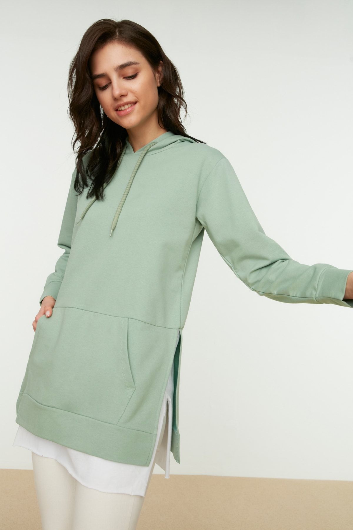 Trendyol Modest Mint Kapüşonlu Kanguru Cepli Alttan T-shirt Çıkmalı Örme Sweatshirt TCTAW22TW0143