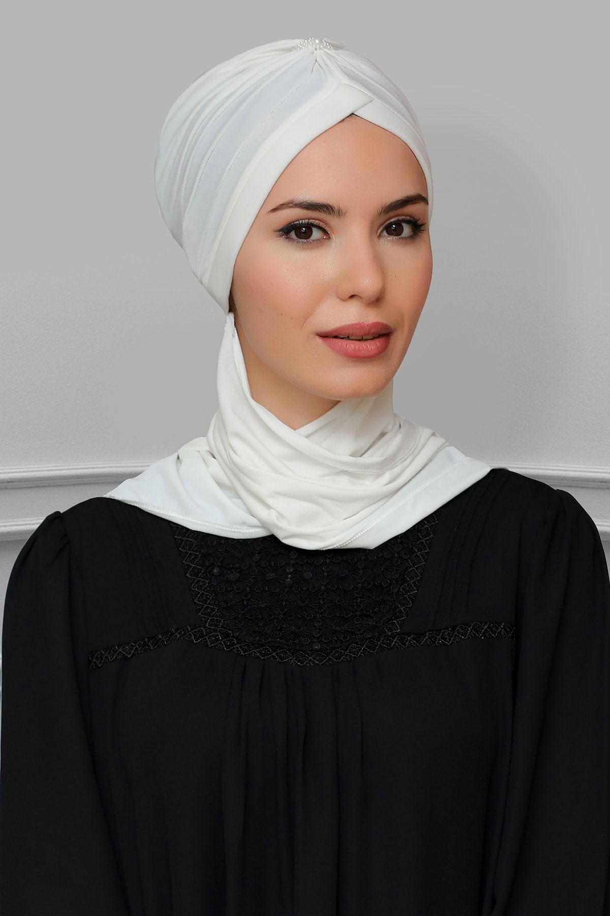HÜRREM BONE Krem Pratik Hazır Geçmeli Tesettür Bone Sandy Kumaş Taçlı Büzgülü Şifon Atkılı - Hürrem 1208a