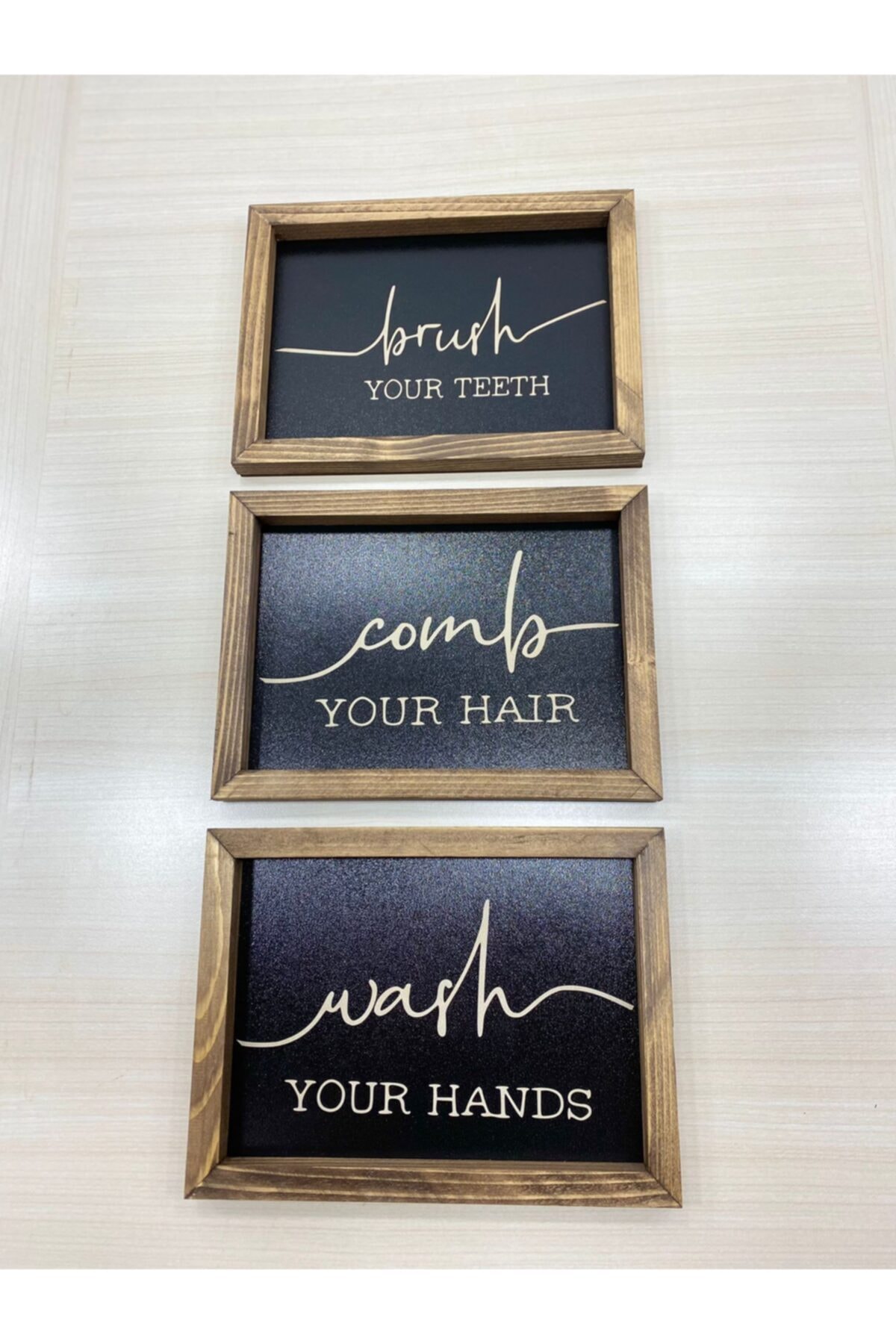 Dekorobi Banyo Wash Your Hands Brush Your Teeth Comb Your Hair Ahşap Çerçeve Siyah Zemin