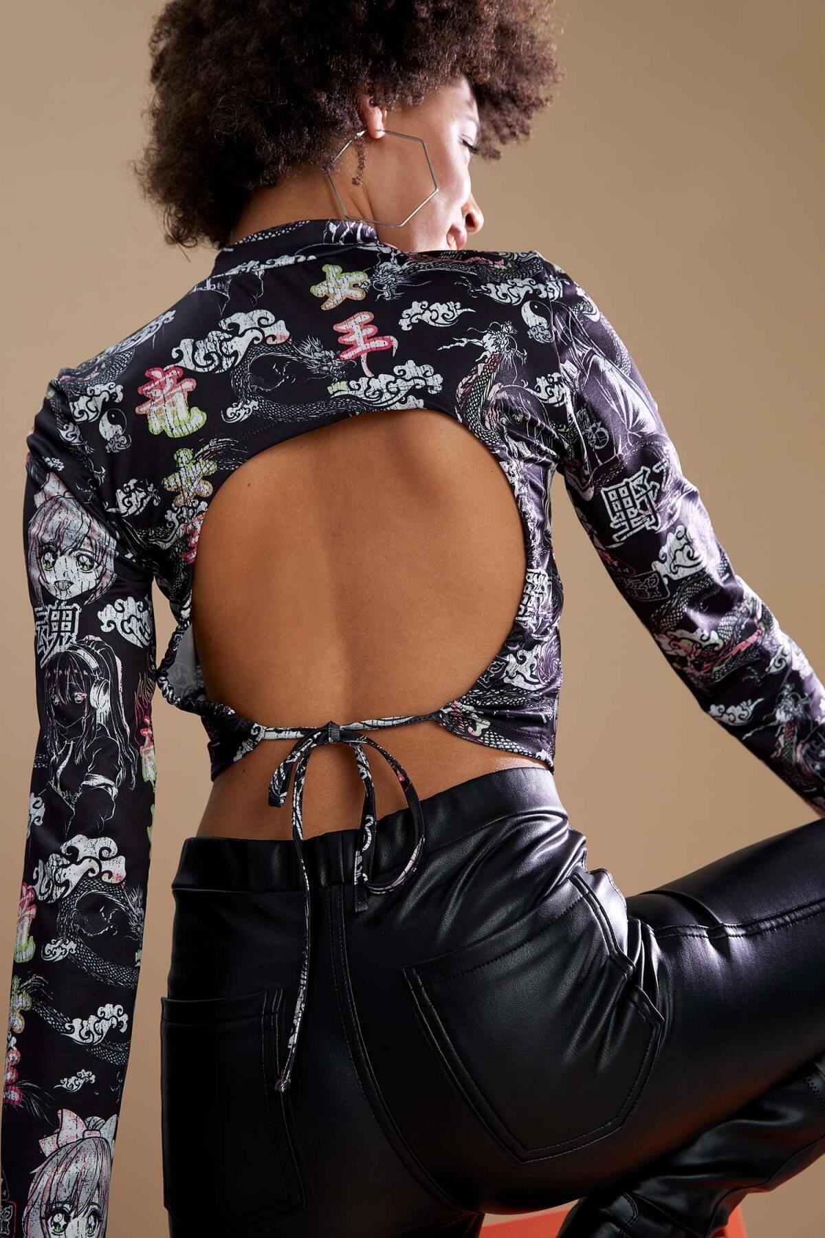 DeFacto Coool Japon Temalı Balıkçı Yaka Sırt Dekolteli Slim Fit Crop Top