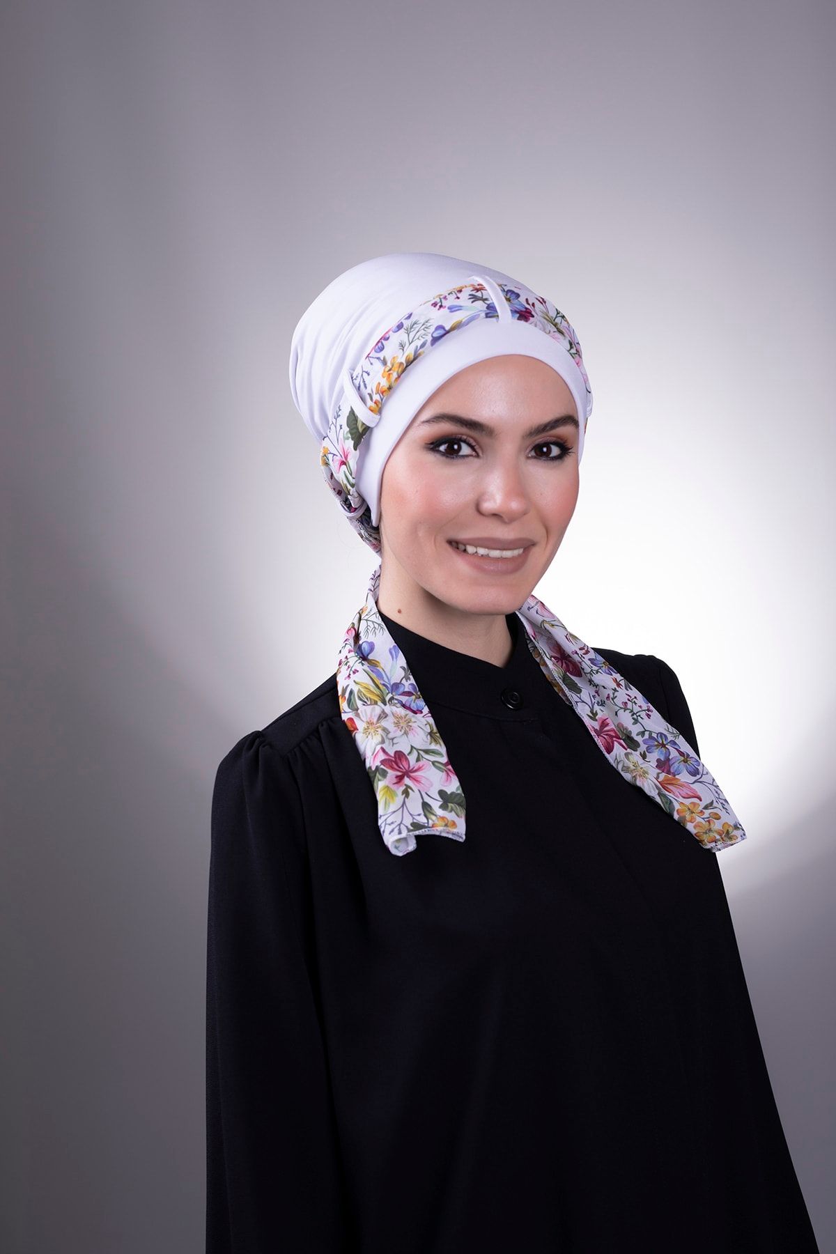 HÜRREM BONE Beyaz Pratik Hazır Geçmeli Tesettür Bone Sandy Kumaş Desenli Şifon Kemerli - Hürrem 1205d
