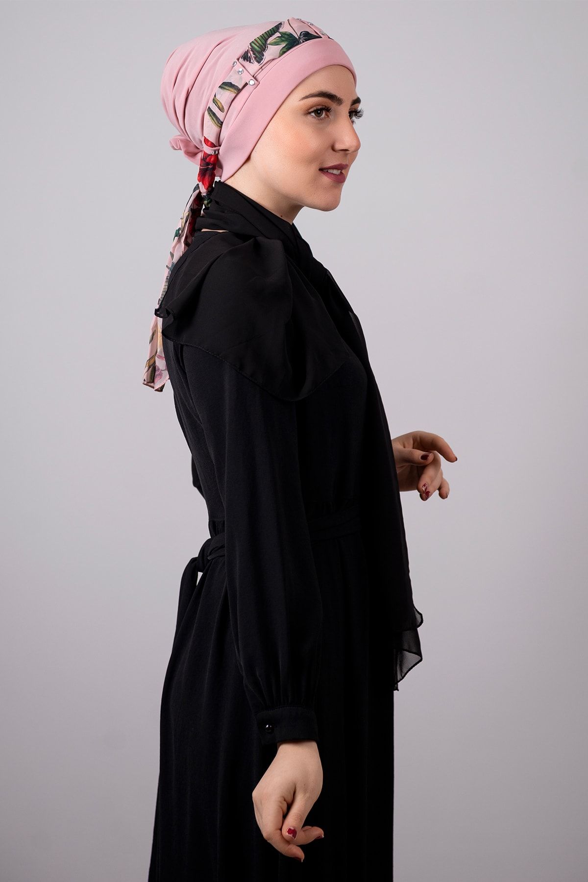 HÜRREM BONE Pudra Pratik Hazır Geçmeli Tesettür Bone Sandy Kumaş Desenli Şifon Kemerli - Hürrem 1305d