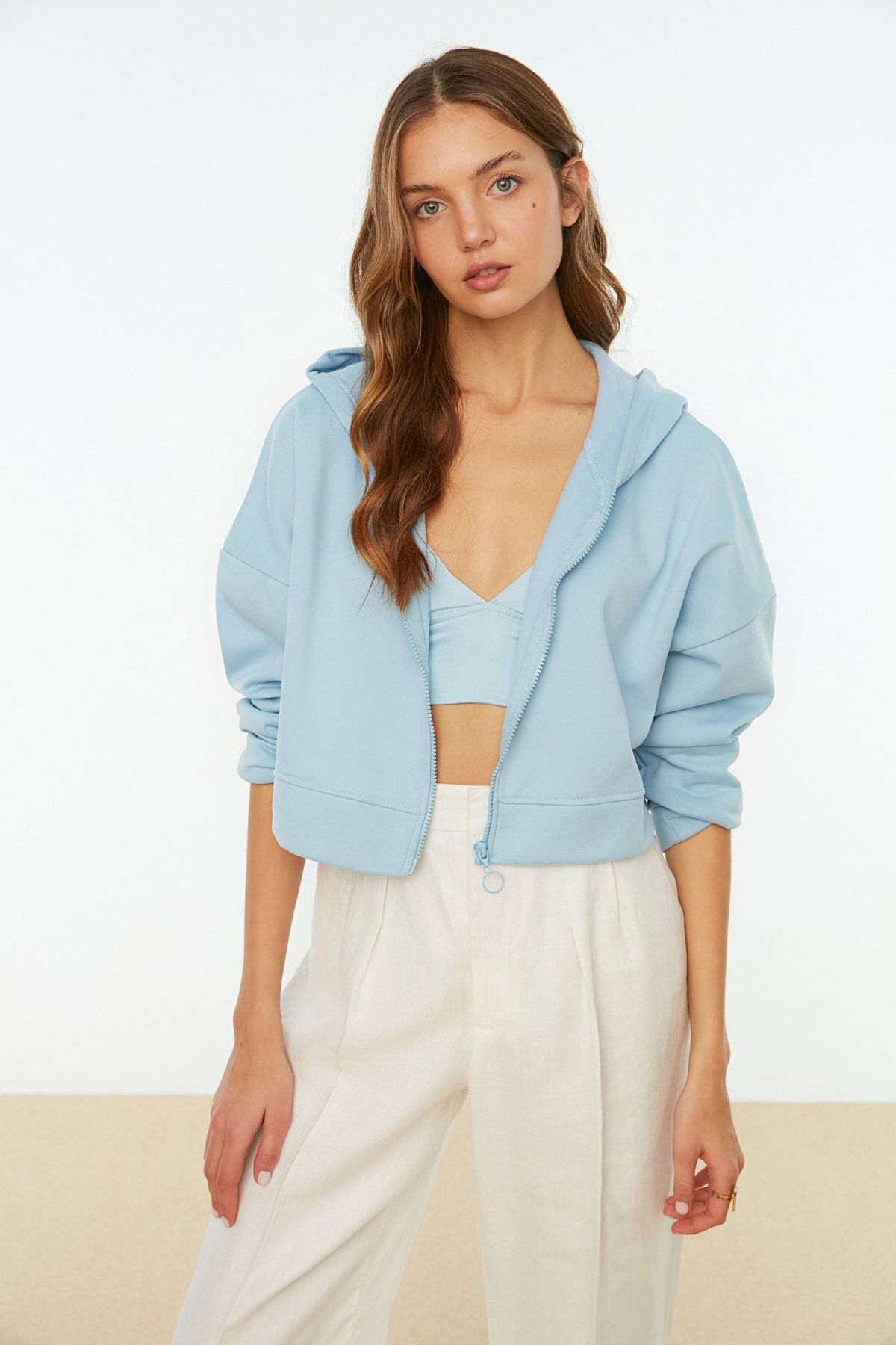 TRENDYOLMİLLA Açık Mavi Kapuşonlu Crop Şardonlu Örme Sweatshirt TWOAW20SW0660