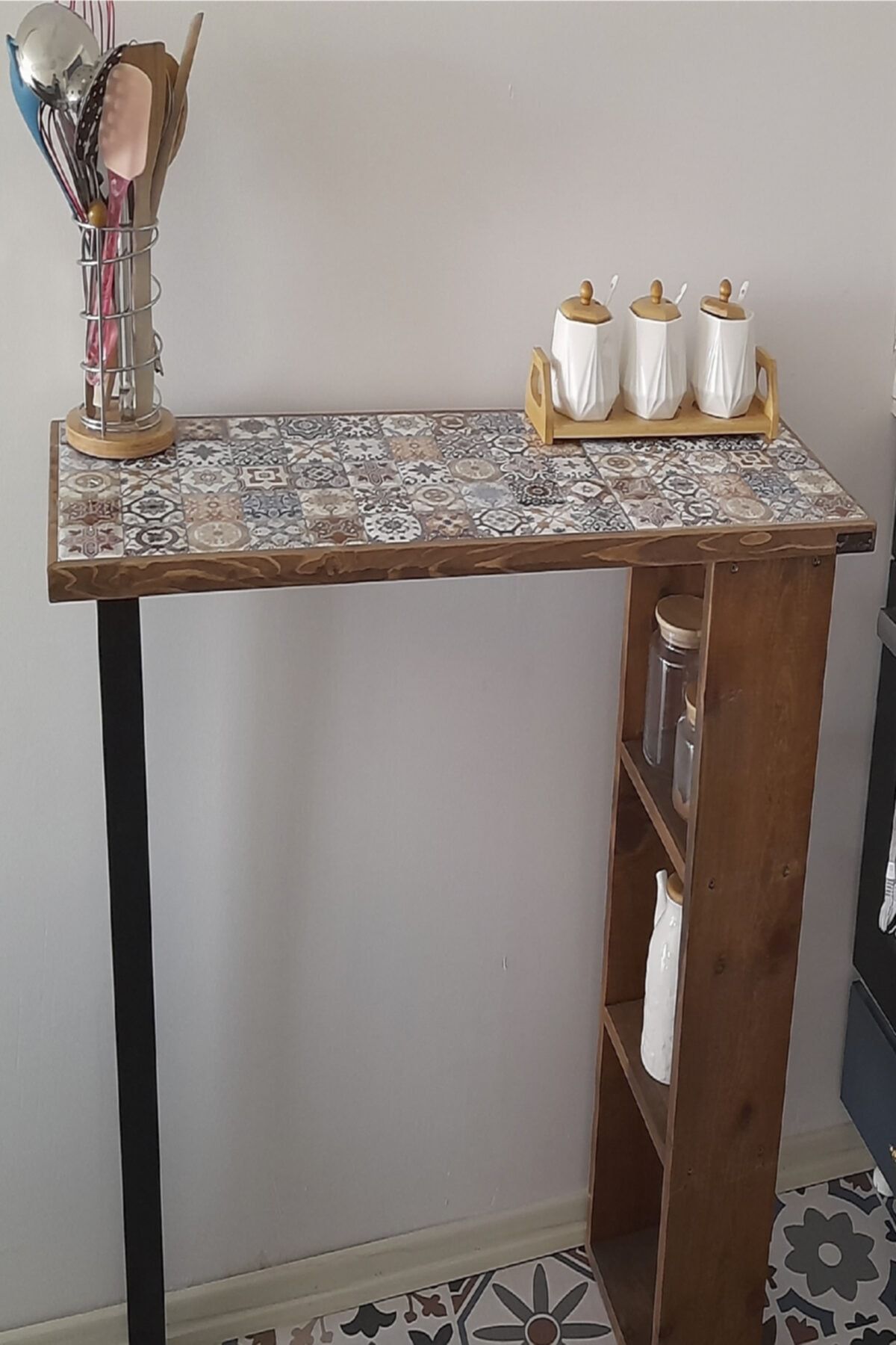 Evnalia 92x32cm Çini Seramik Dekoratif Ahşap Çerçeve Raflı Metal Ayaklı Dresuar Mutfak Bar Masası