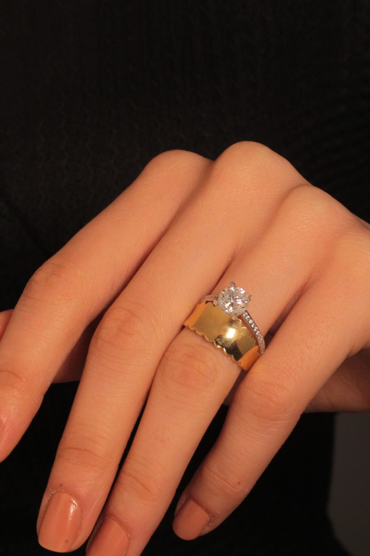 Adil İdil Kuyumculuk Desenli Alyans Tektaş Yüzük