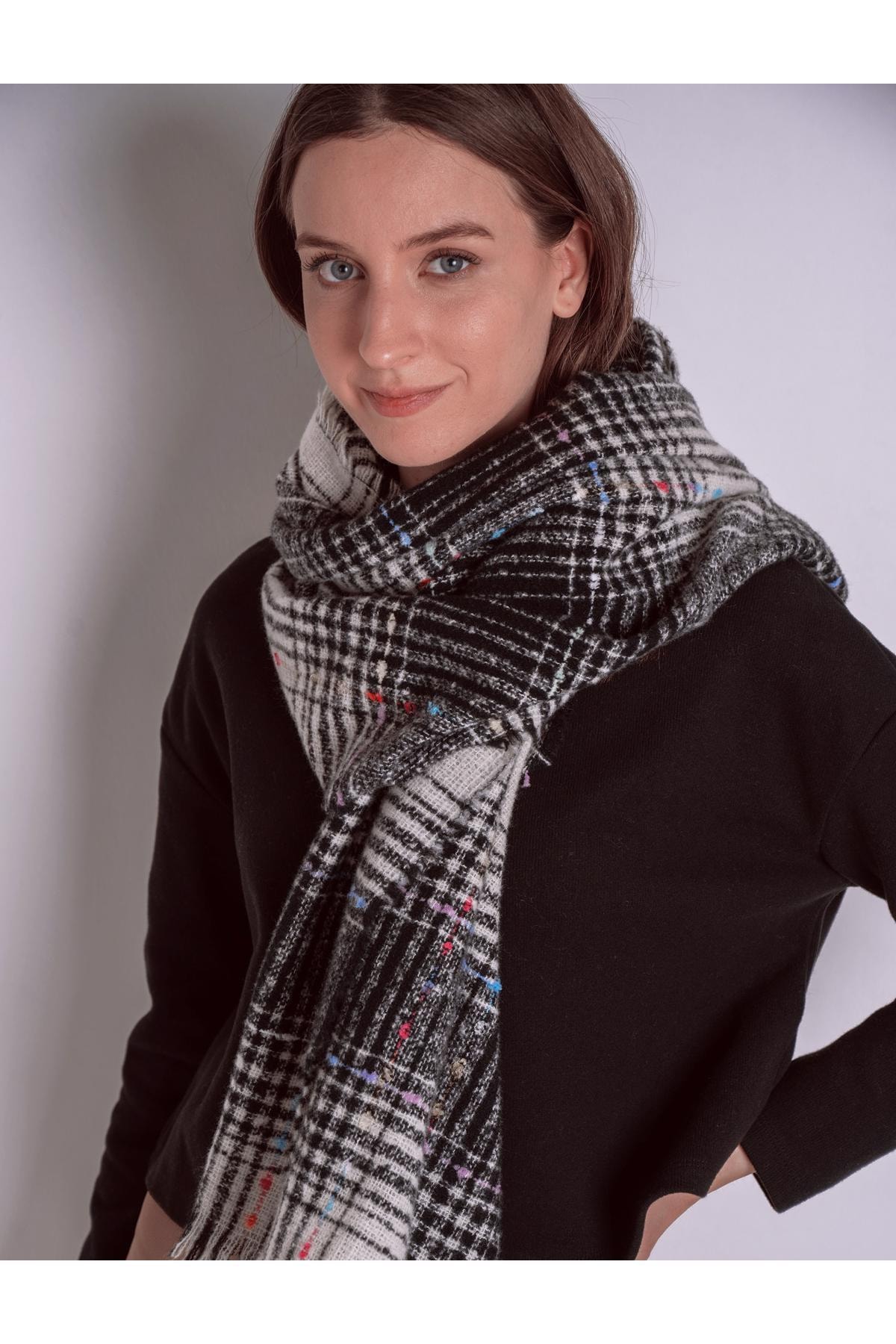 Jimmy Key Kadın Siyah Kırçıllı Desenli Geniş Ucu Püsküllü Kışlık Atkı