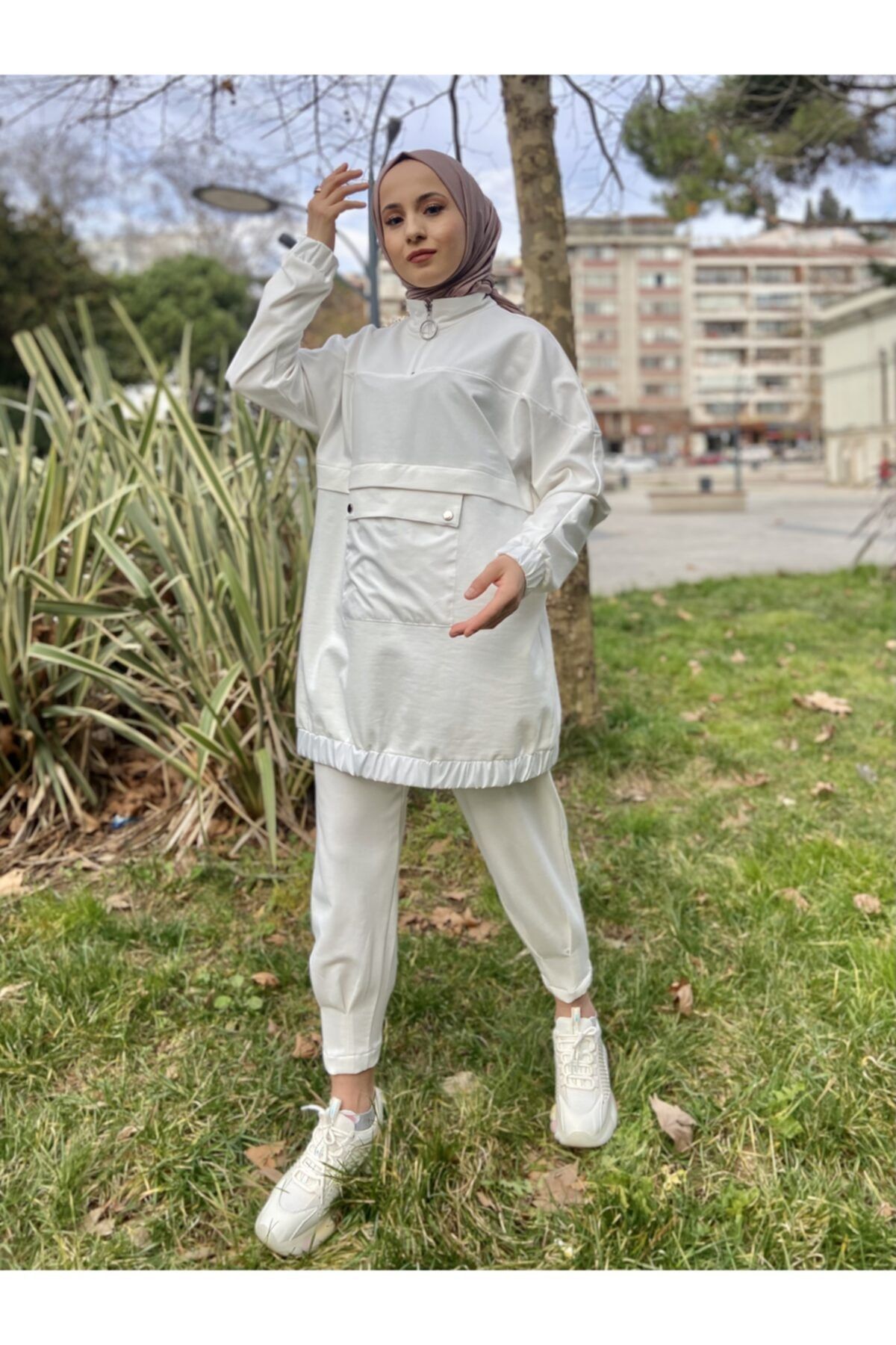 Papatya Giyim İzmit Kadın Ekru 2 İplik Kumaş Ön Kısmı Cep Detaylı Tesettür Sweatshirt