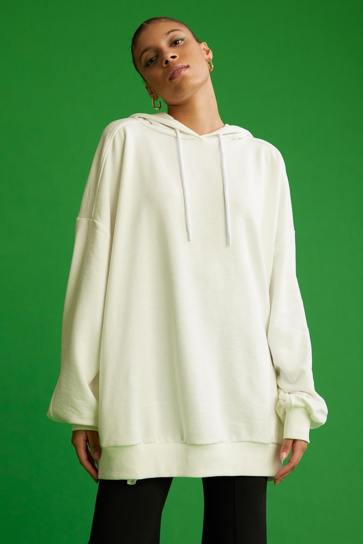 DeFacto Kadın Beyaz Kapüşonlu Gizli Cepli Oversize Fit Sweatshirt V4214AZ21AU