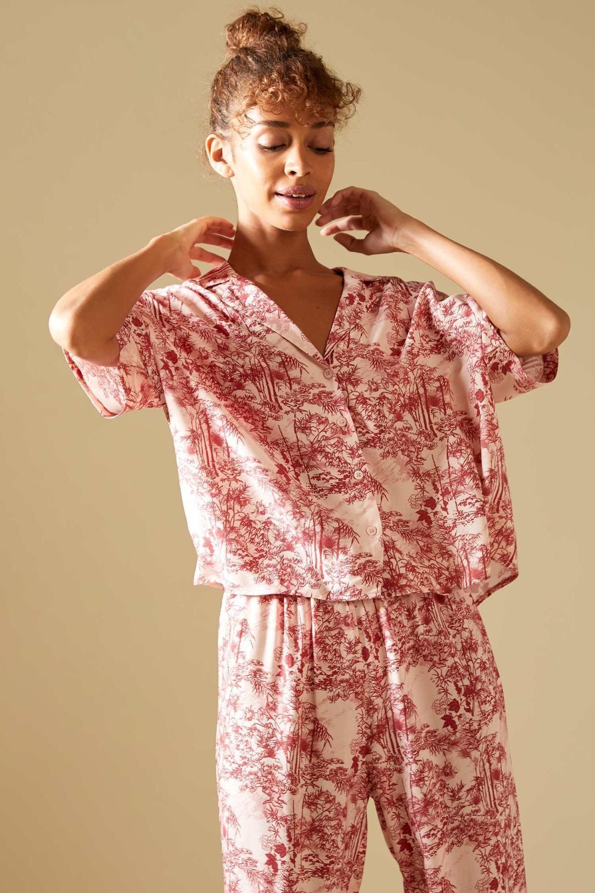 DeFacto Romantik Çiçek Desenli Gömlek Yaka Relax Fit Kısa Kollu Pijama Üstü