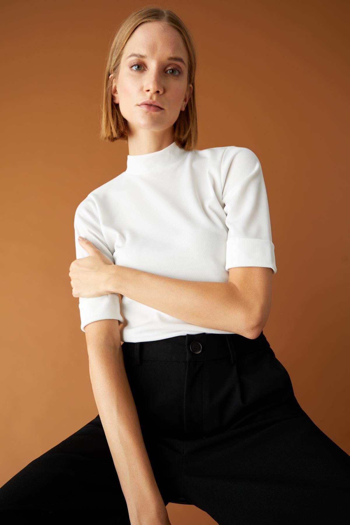 DeFacto Kadın Ekru Dik Yaka Slim Fit Kısa Kollu Tişört V6845AZ21AU