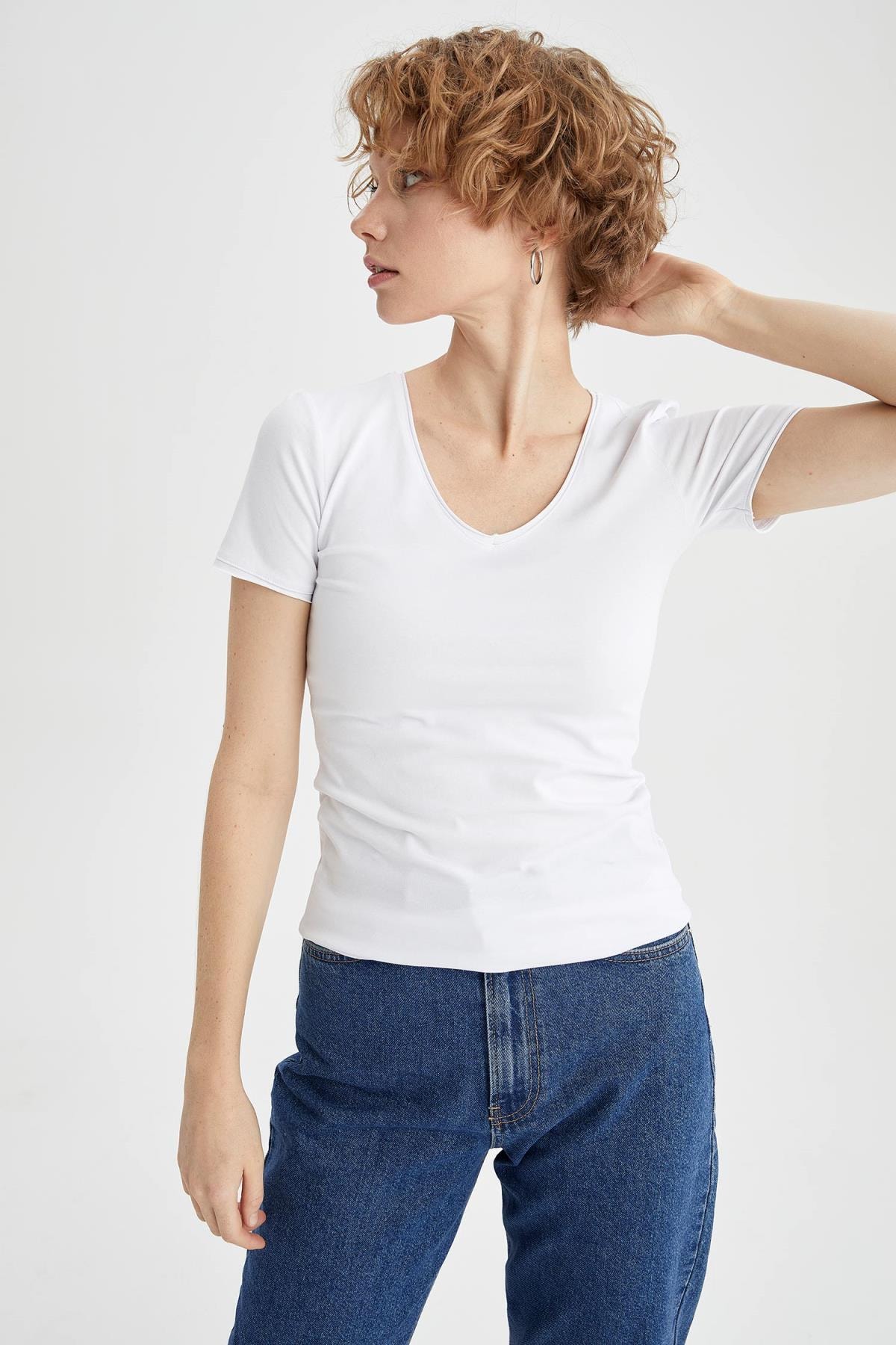 DeFacto Kadın Beyaz V Yaka Basic Relax Fit Kısa Kollu Tişört I1073AZ21SP