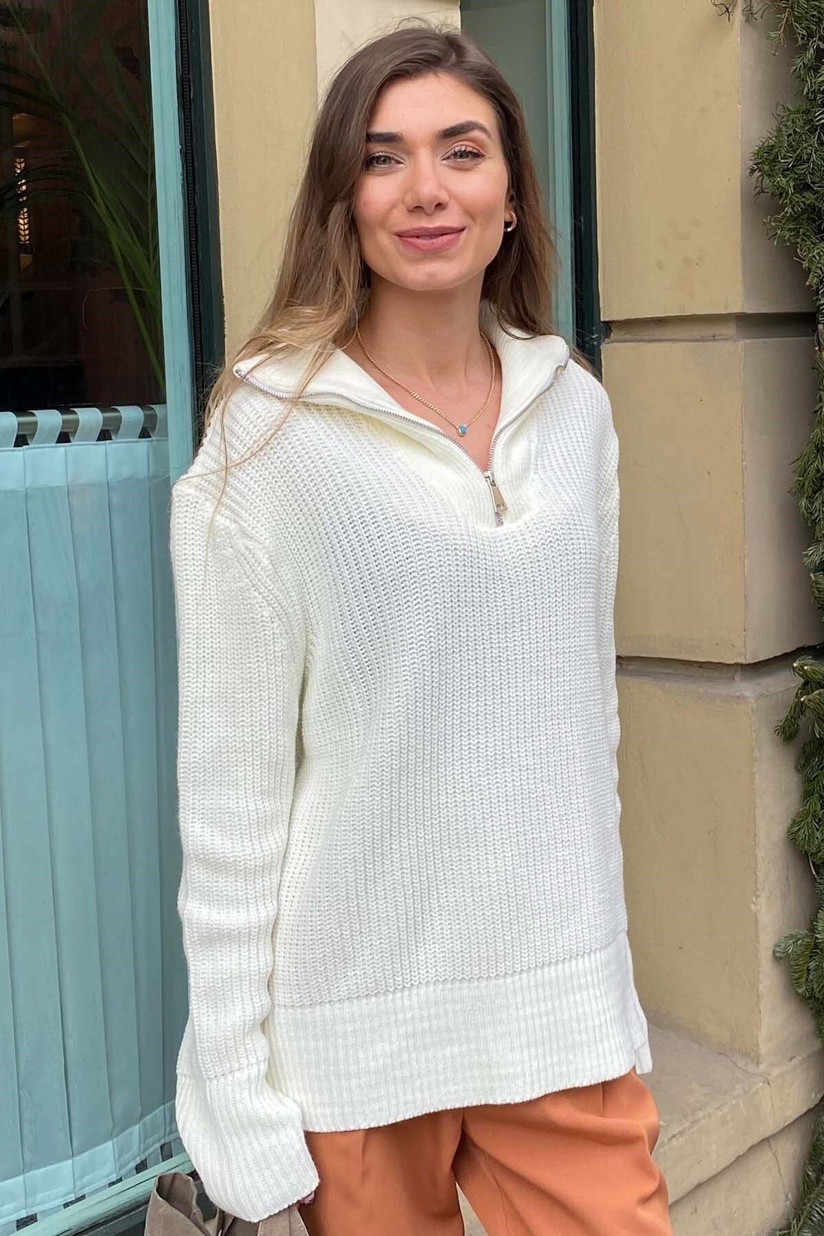 KÜBRA BOUTIQUE Beyaz Fermuar Detaylı Salaş Kazak