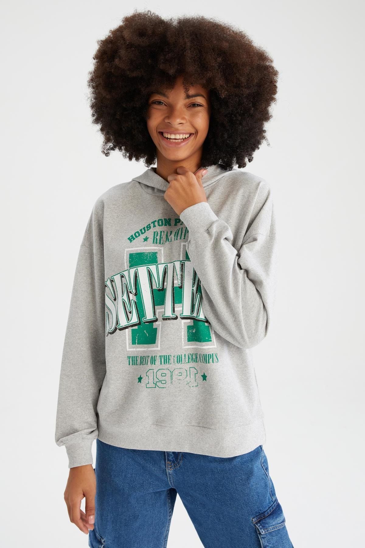 Pull and 2025 bear college sweatshirt