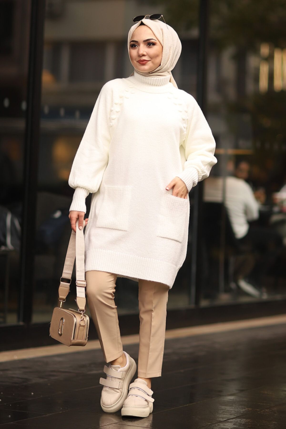 Moda Sahra Nokta Desenli Çift Cepli Boğazlı Tesettür Kazak Ekru