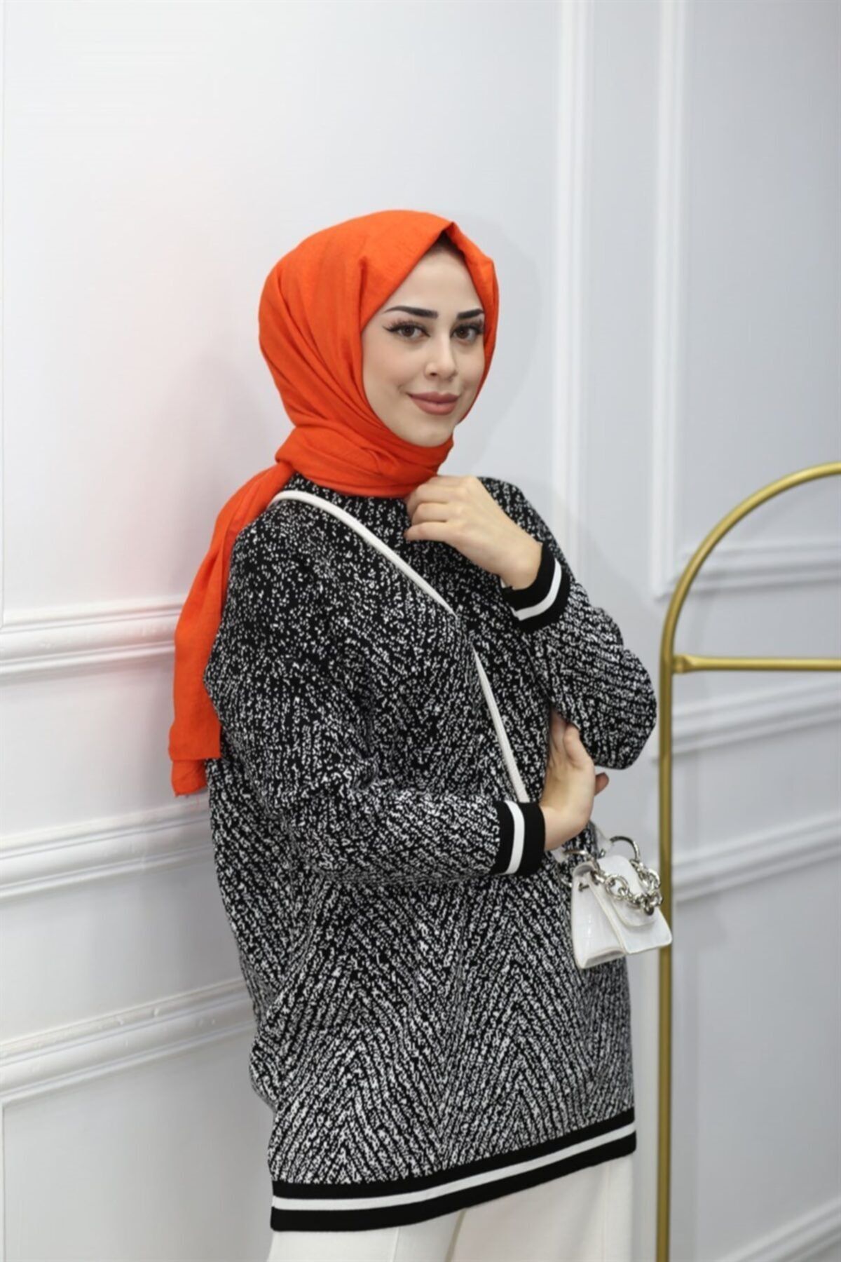 Nefise Geçişli Dik Yaka Triko Kazak Siyah