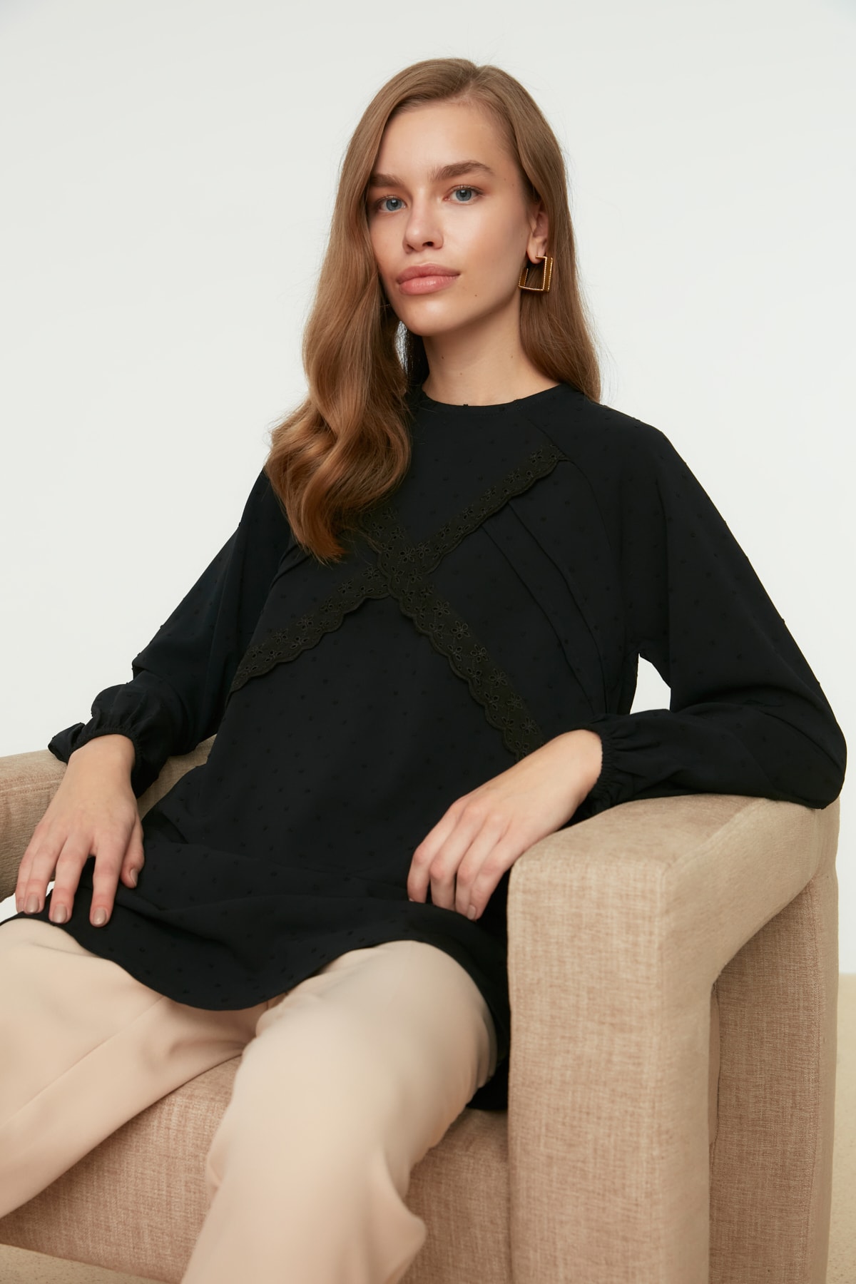 Trendyol Modest Siyah Bisiklet Yaka Dantelli Tesettür Tunik TCTSS21TN0131