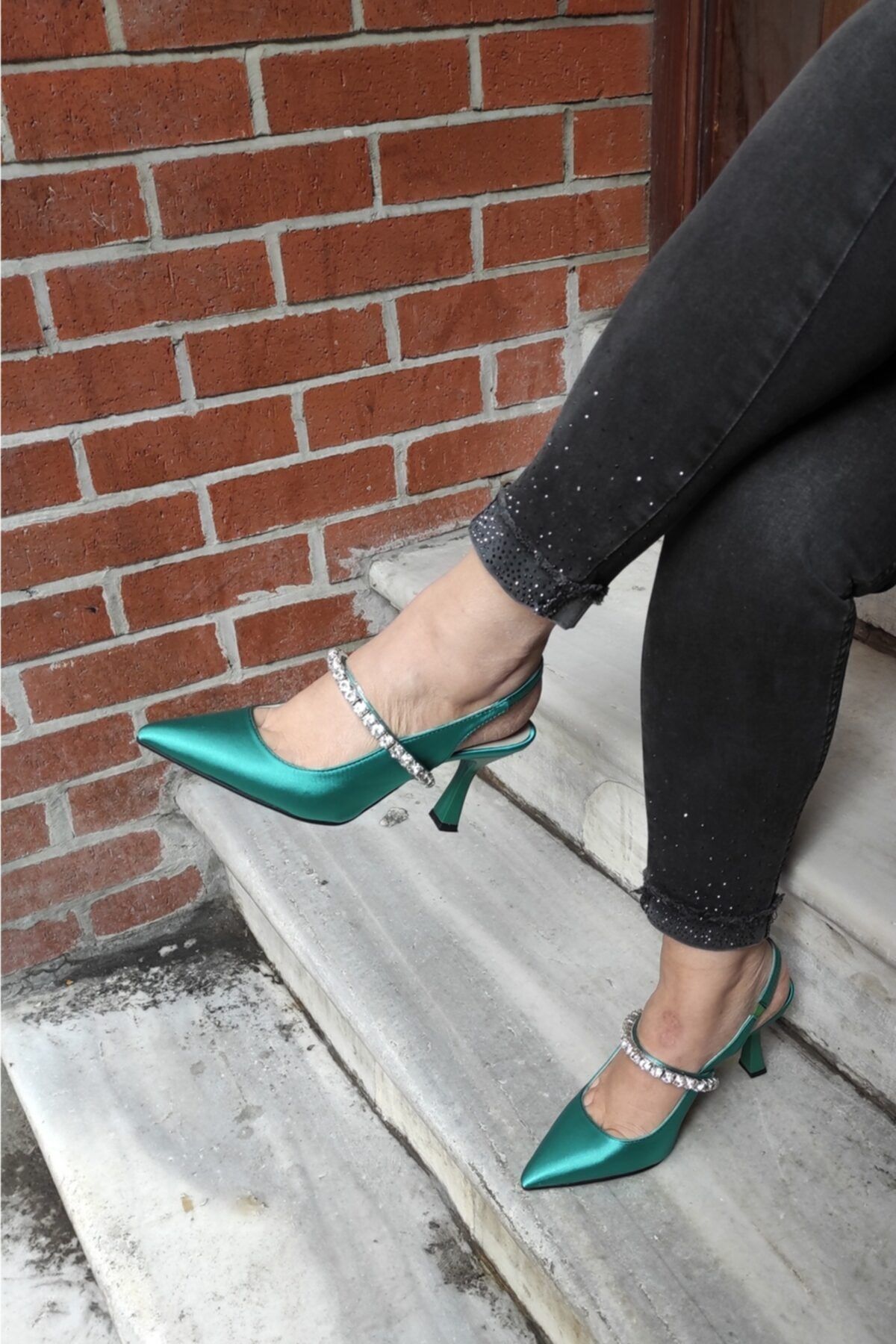 LA CALZATURE Koyu Yeşil Saten 9 cm Kalın Topuk Arka Atkılı Taşlı Stiletto Kadın Ayakkabı