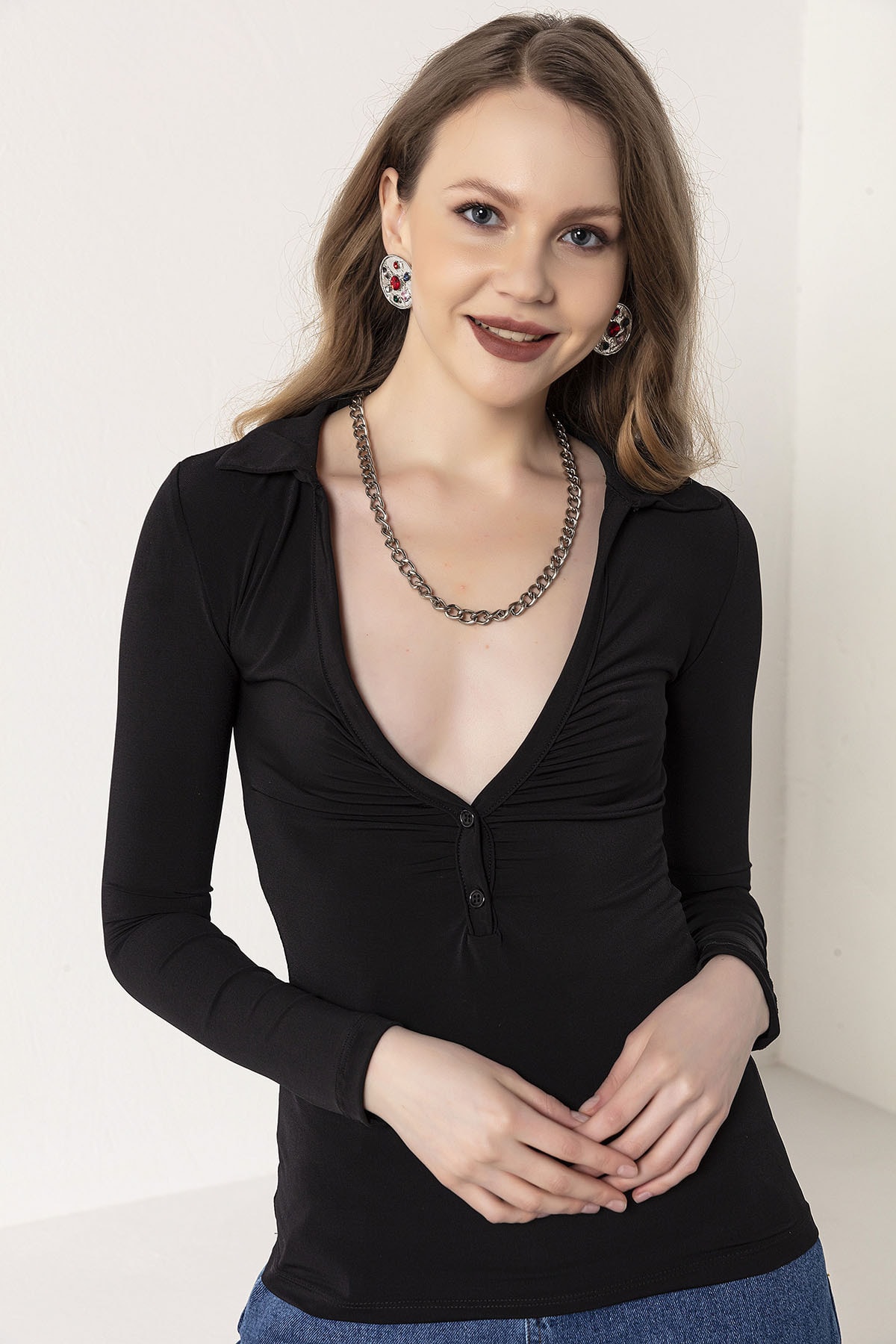 Kadın Modası Kadın Siyah Derin V Yakası Büzüşük Düğmeli Candy Bluz