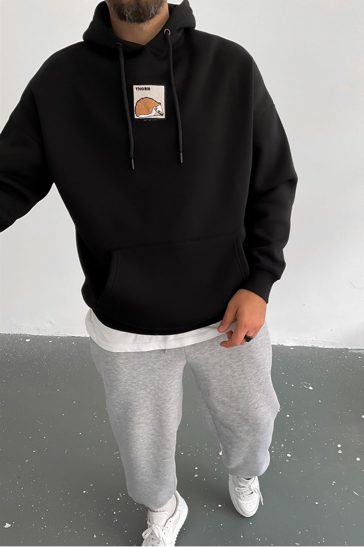 dAcollection Siyah Oversize Şardonlu Thorn Nakışlı Kapüşonlu Sweatshirt