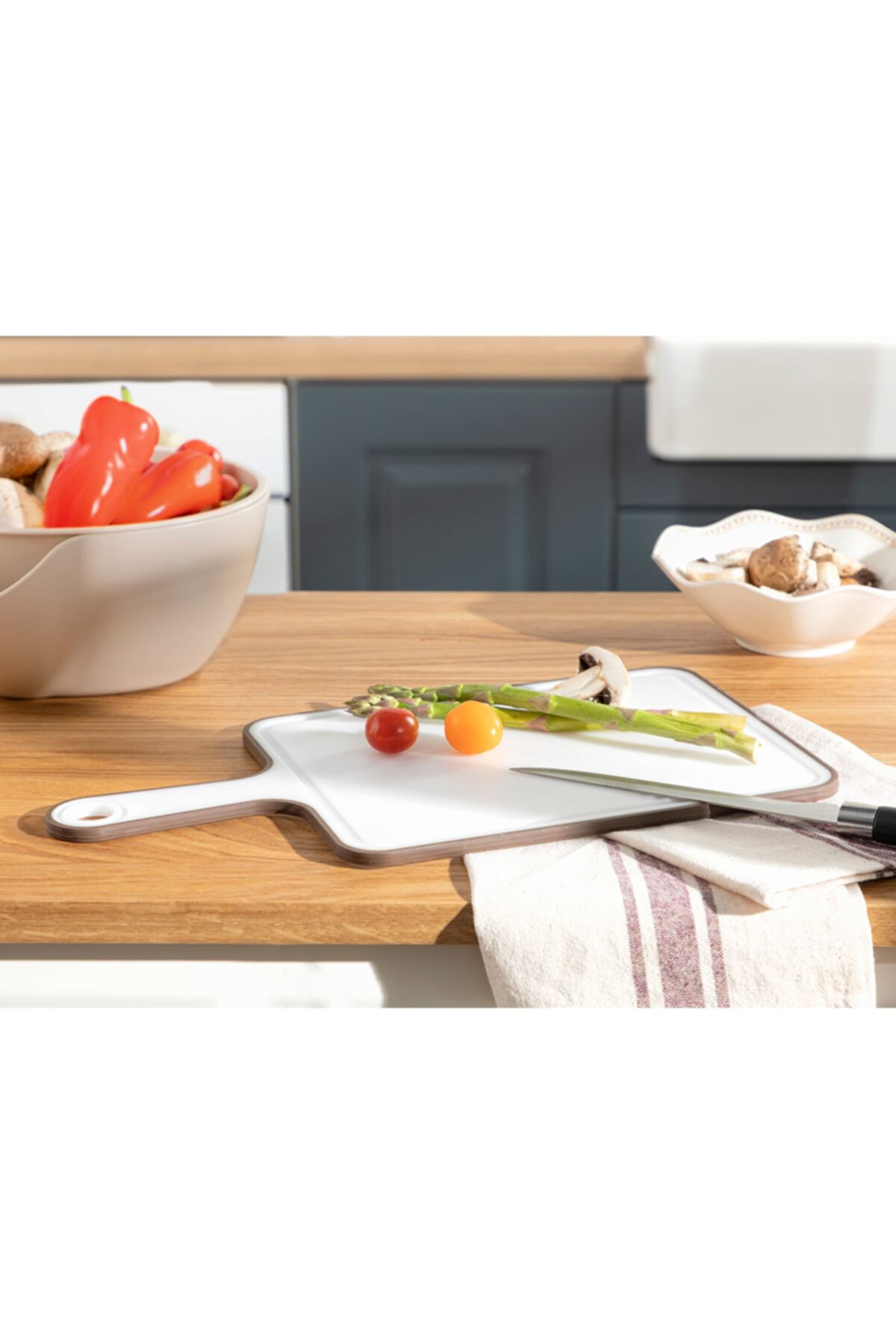 English Home Basic Plastik Saplı Kesme Tahtası 35 Cm Kahve