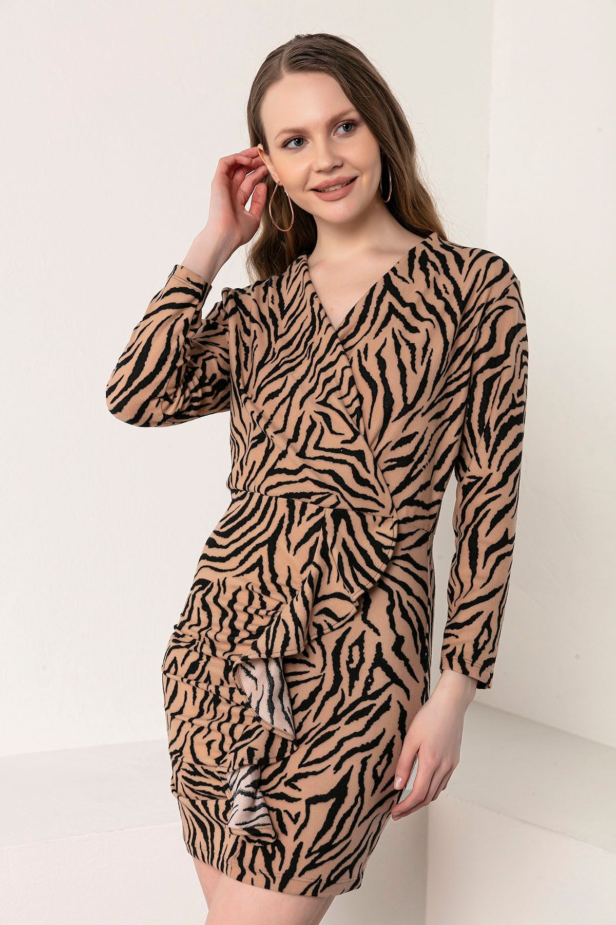 Kadın Modası Kadın Camel Kruvaze Yaka Büzgülü Eteği Volanlı Zebra Desen Süet Elbise