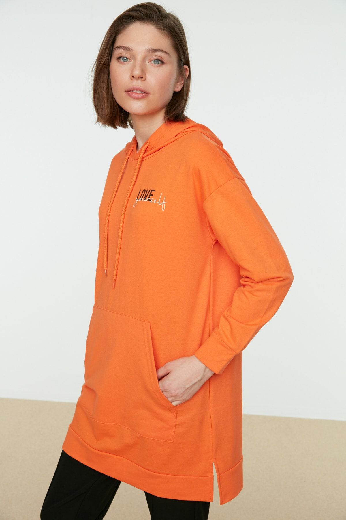 Trendyol Modest Turuncu Kapüşonlu Yaka Baskılı Örme Sweatshirt TCTAW22TW0184
