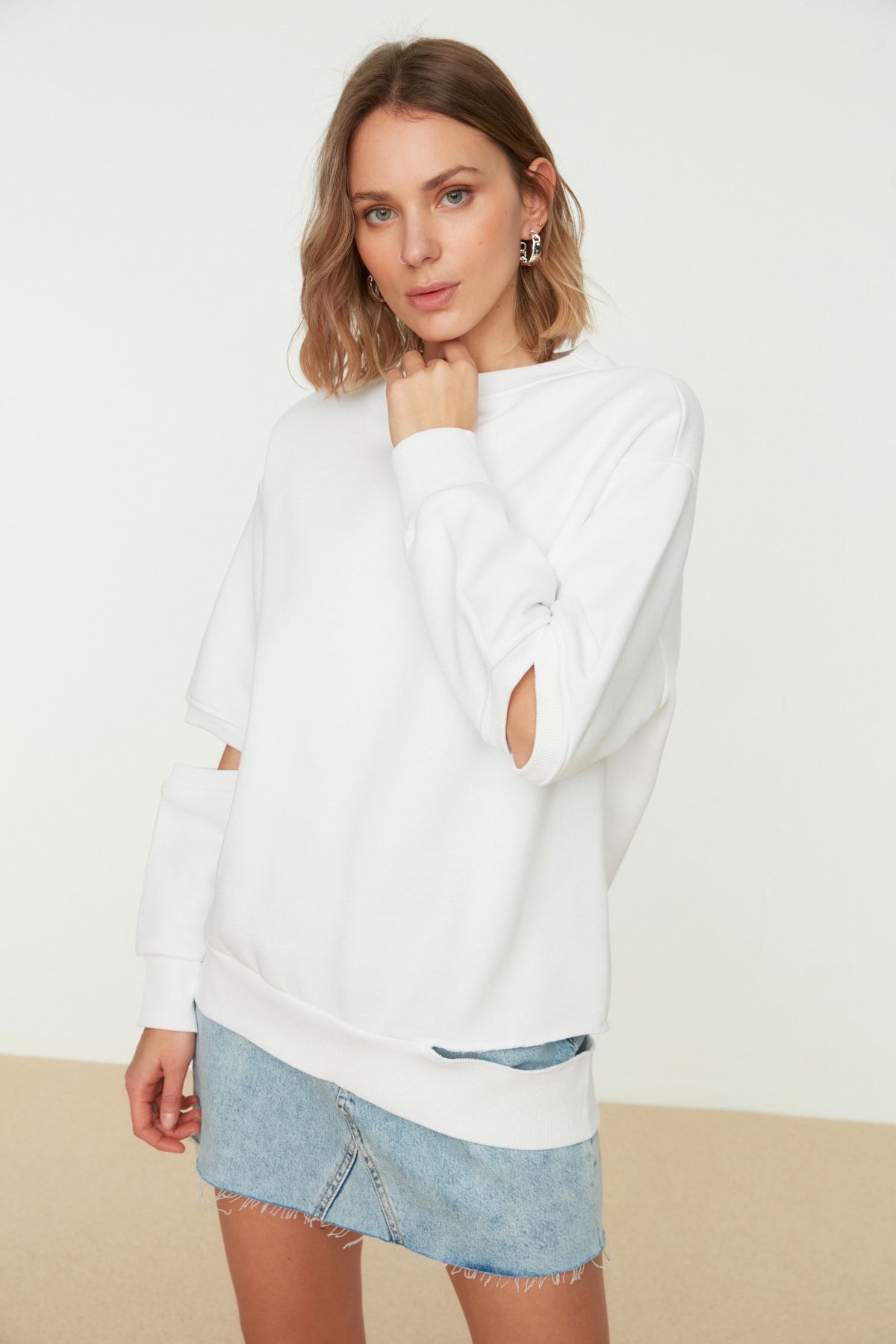 TRENDYOLMİLLA Beyaz Cut Out Detaylı Örme İnce Sweatshirt TWOAW22SW0268