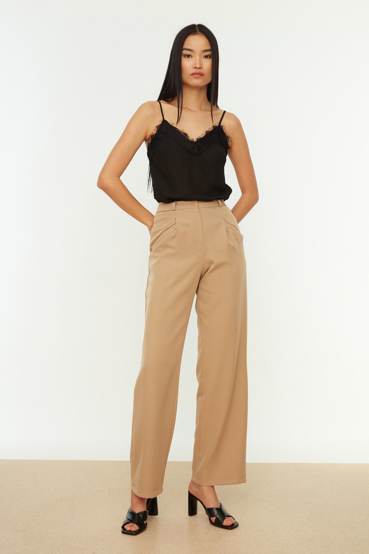 TRENDYOLMİLLA Bej Straight Pantolon TWOAW22PL0611