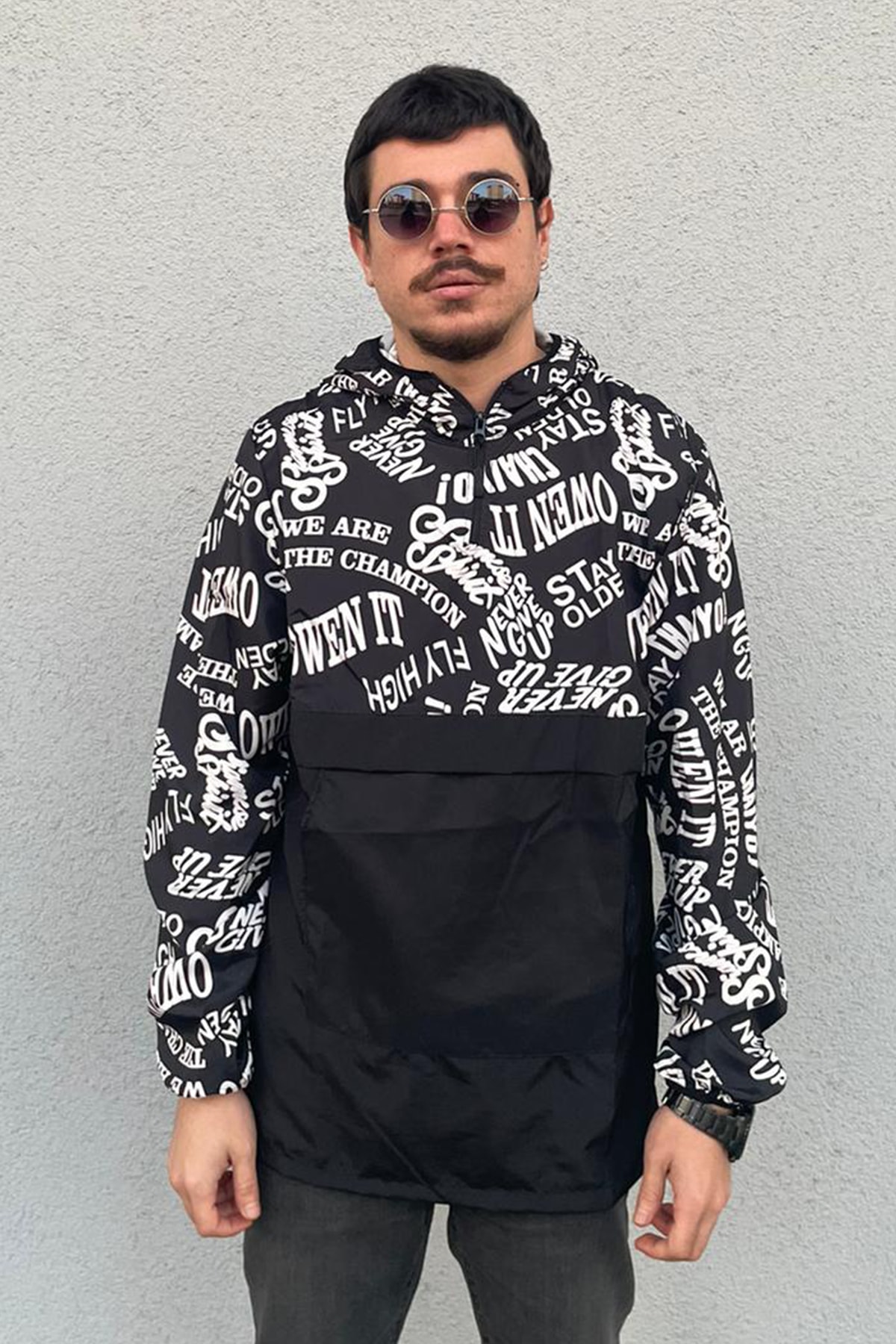 Zigcasual Siyah Yazı Desenli Kanguru Cep Yağmurluk