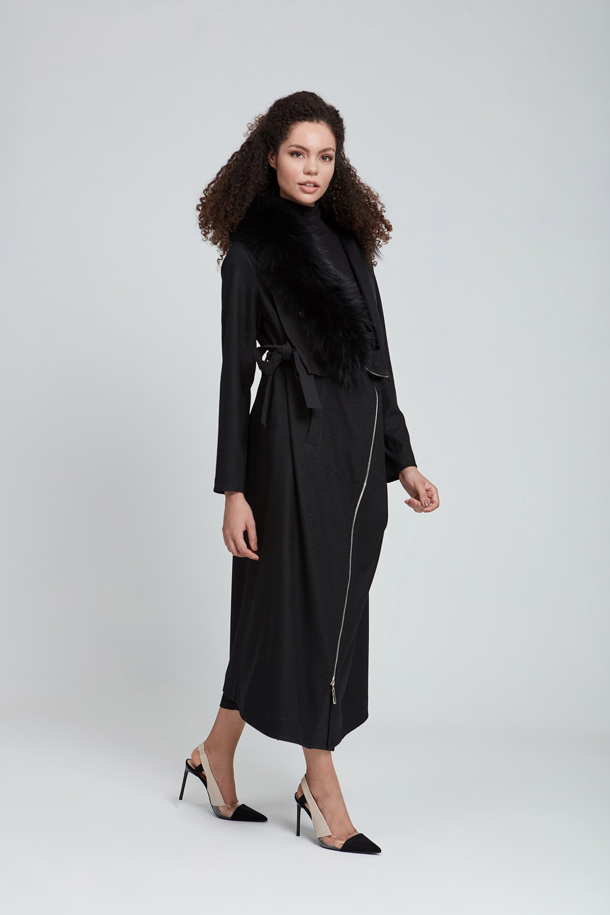 Butik Suat Kadın Siyah Yakası Kürklü Asimetrik Pardesü