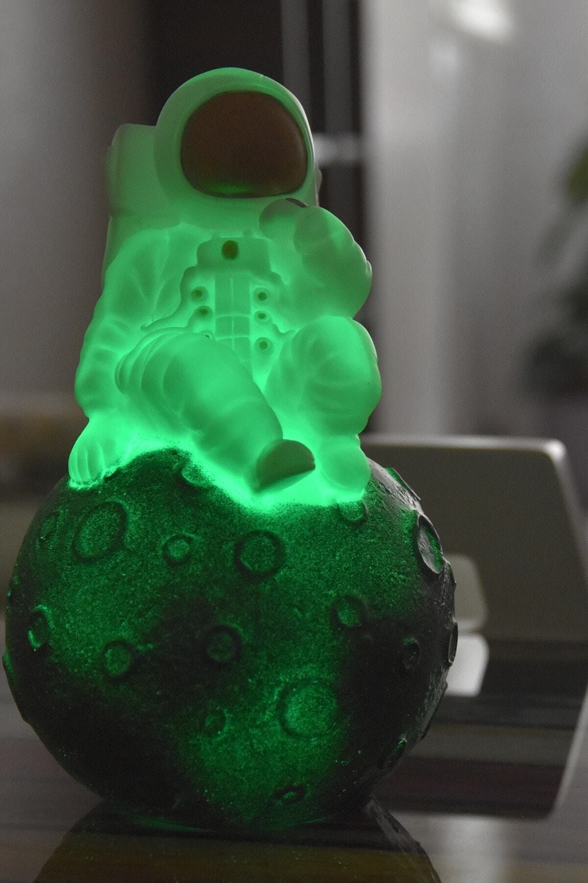 Odin Gift Ay Üstünde Oturan Astronot Renkli Işıklı Renk Değiştiren Dekoratif Gece Lambası